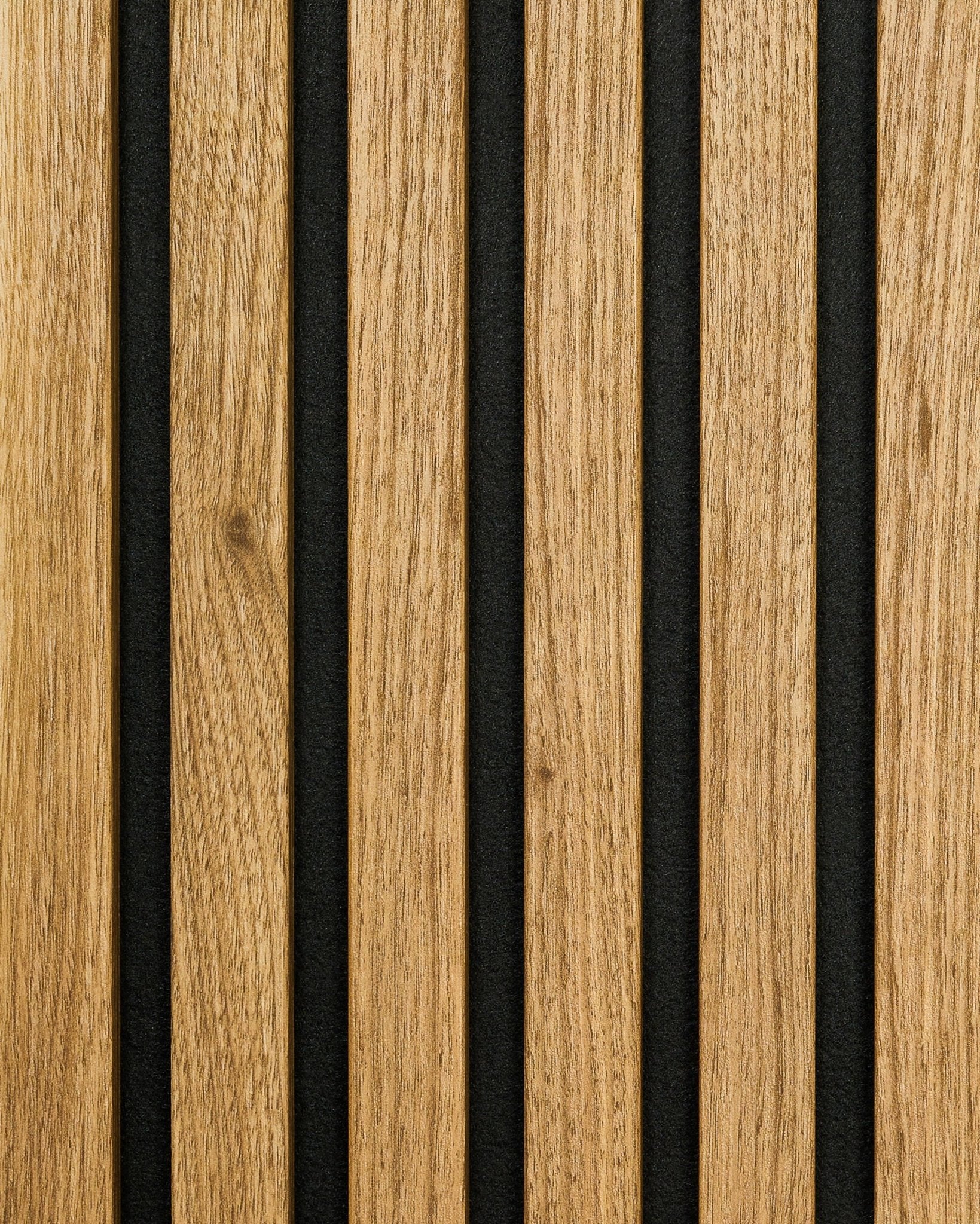 Prov i English Oak från WoodUpp, med vertical trälameller, filtmellanrum i black och synlig ådring i natural wood.
