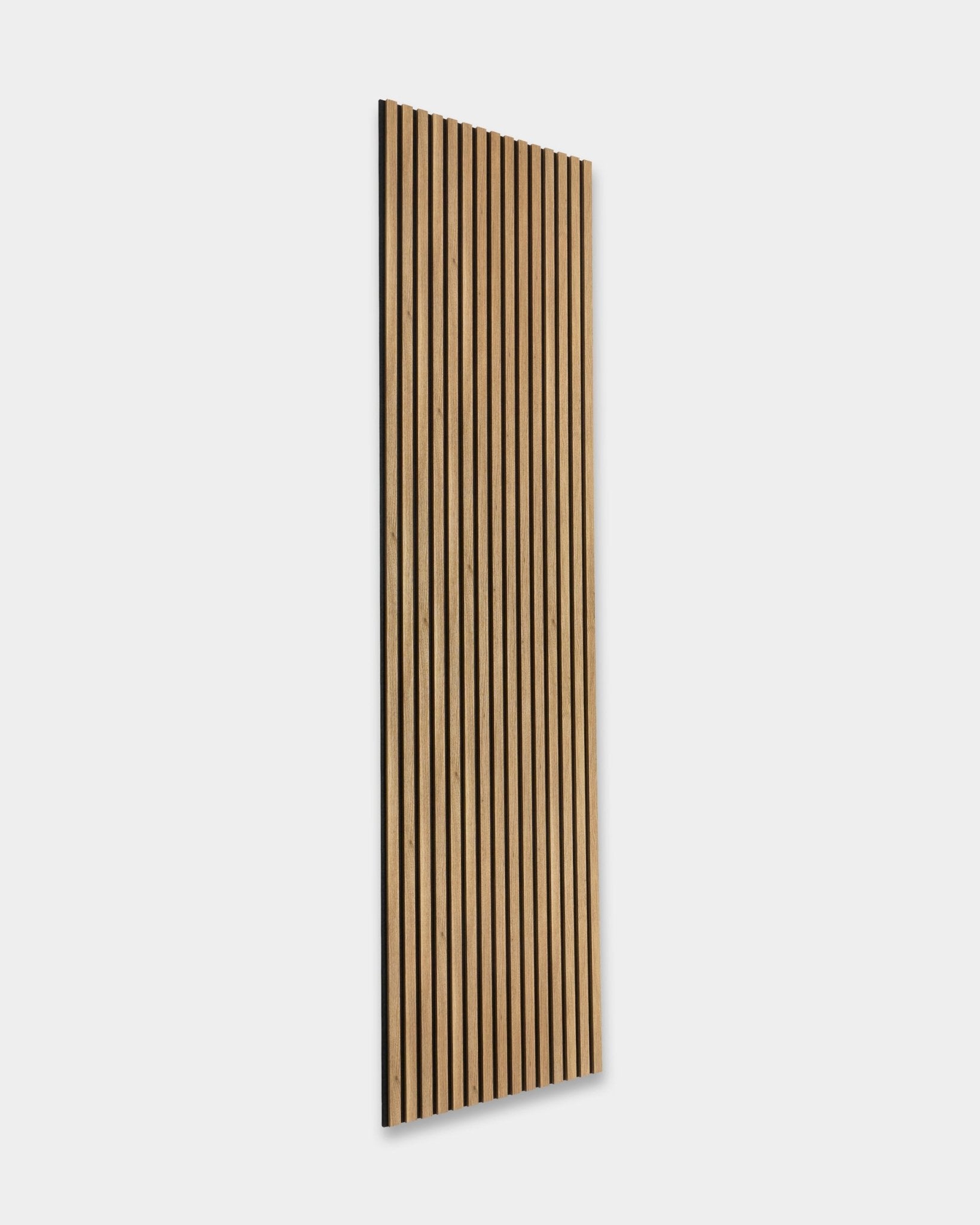 WoodUpp Essential Akupanel i English Oak (240 x 60 cm) med vertical ribbor och en ljus baksida, utformad för att förbättra akustisk prestanda.