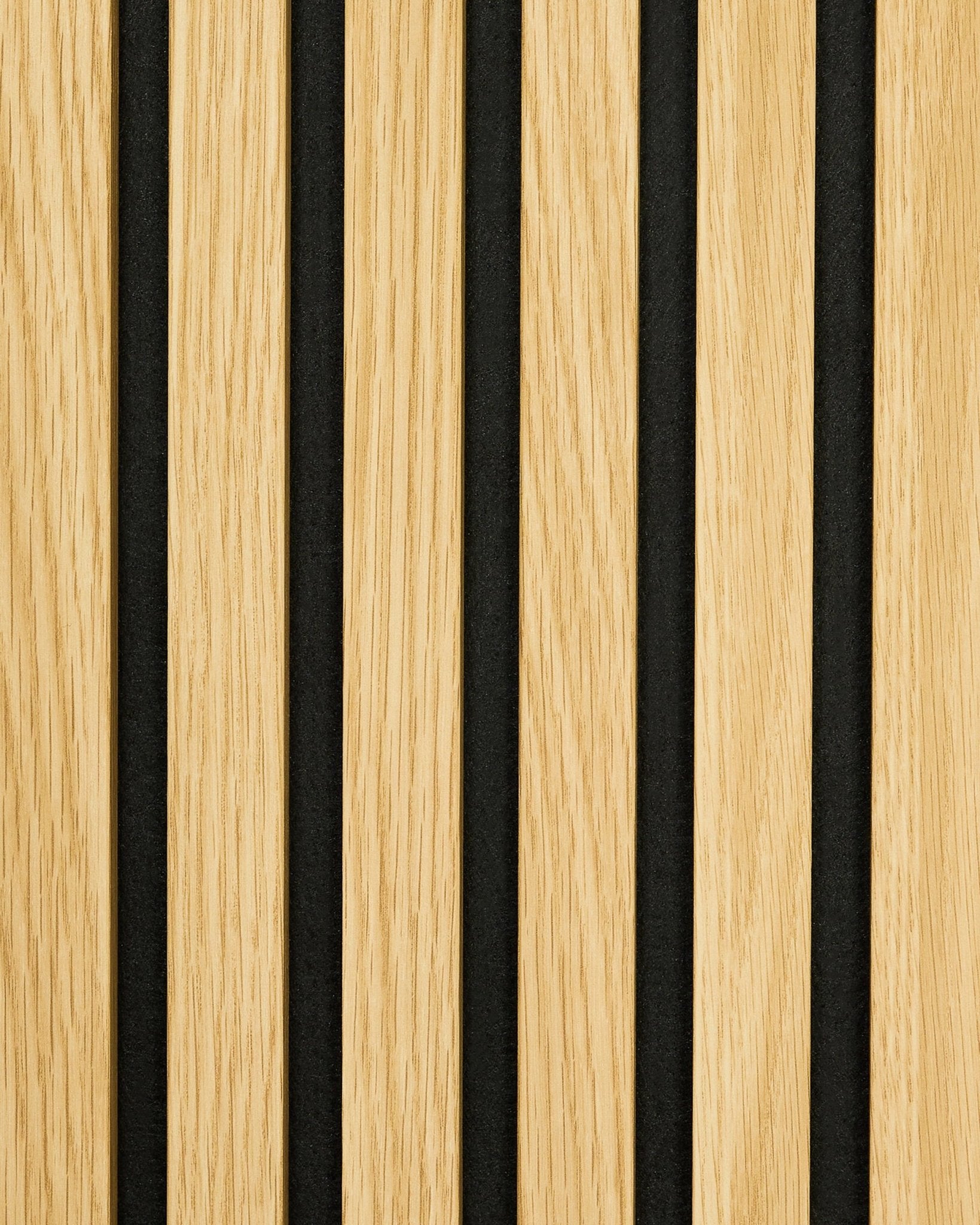 Akupanel Akustikpanel-prov i Southern Oak med vertical ljusa träribbor och jämna black mellanrum för ett minimalistiskt, nordiskt inspirerat randigt uttryck.