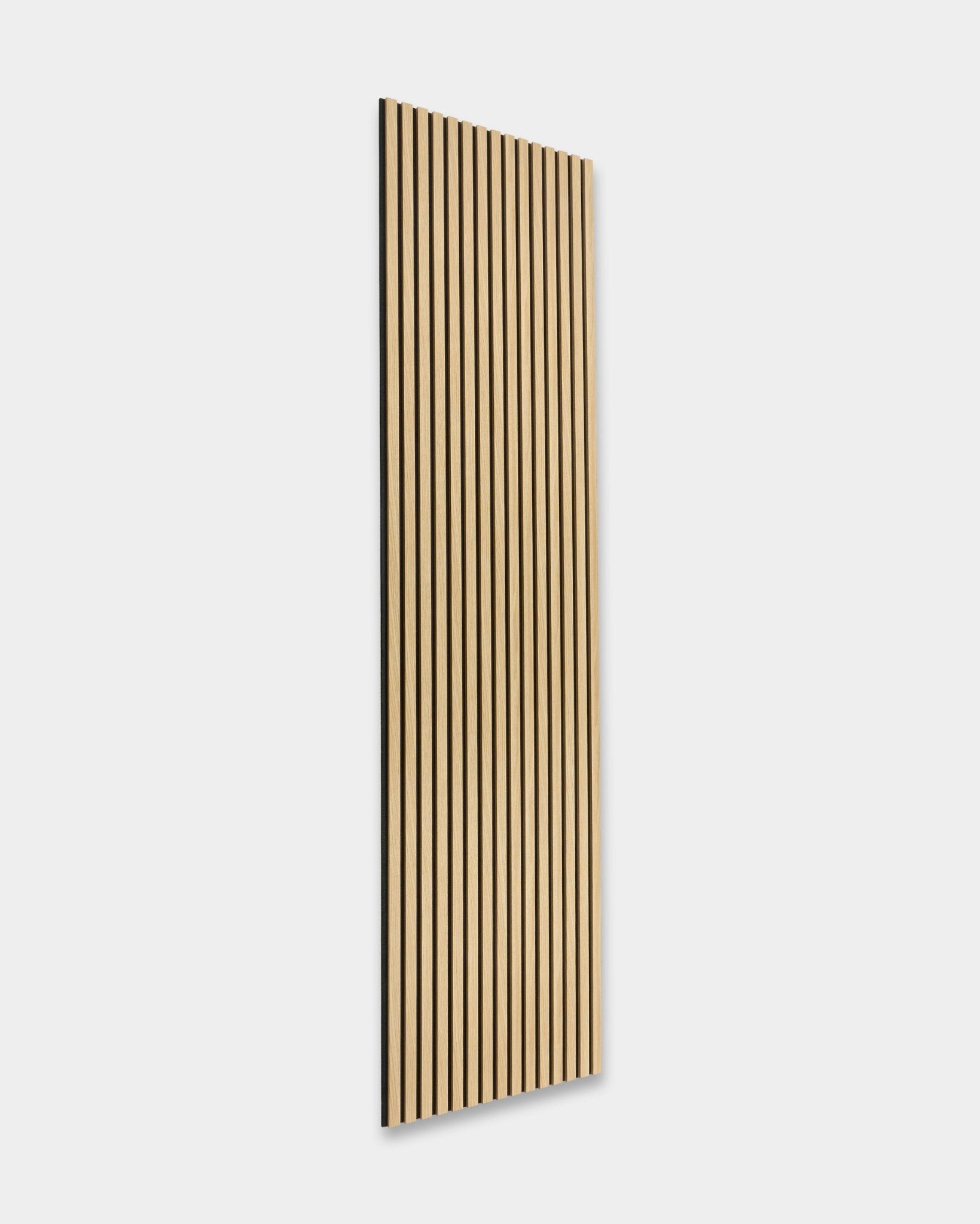 WoodUpp Akupanel The Essential i Southern Oak, en nordisk Akustikpanel på 240 x 60 cm med vertical black spår och ribbad trädesign.
