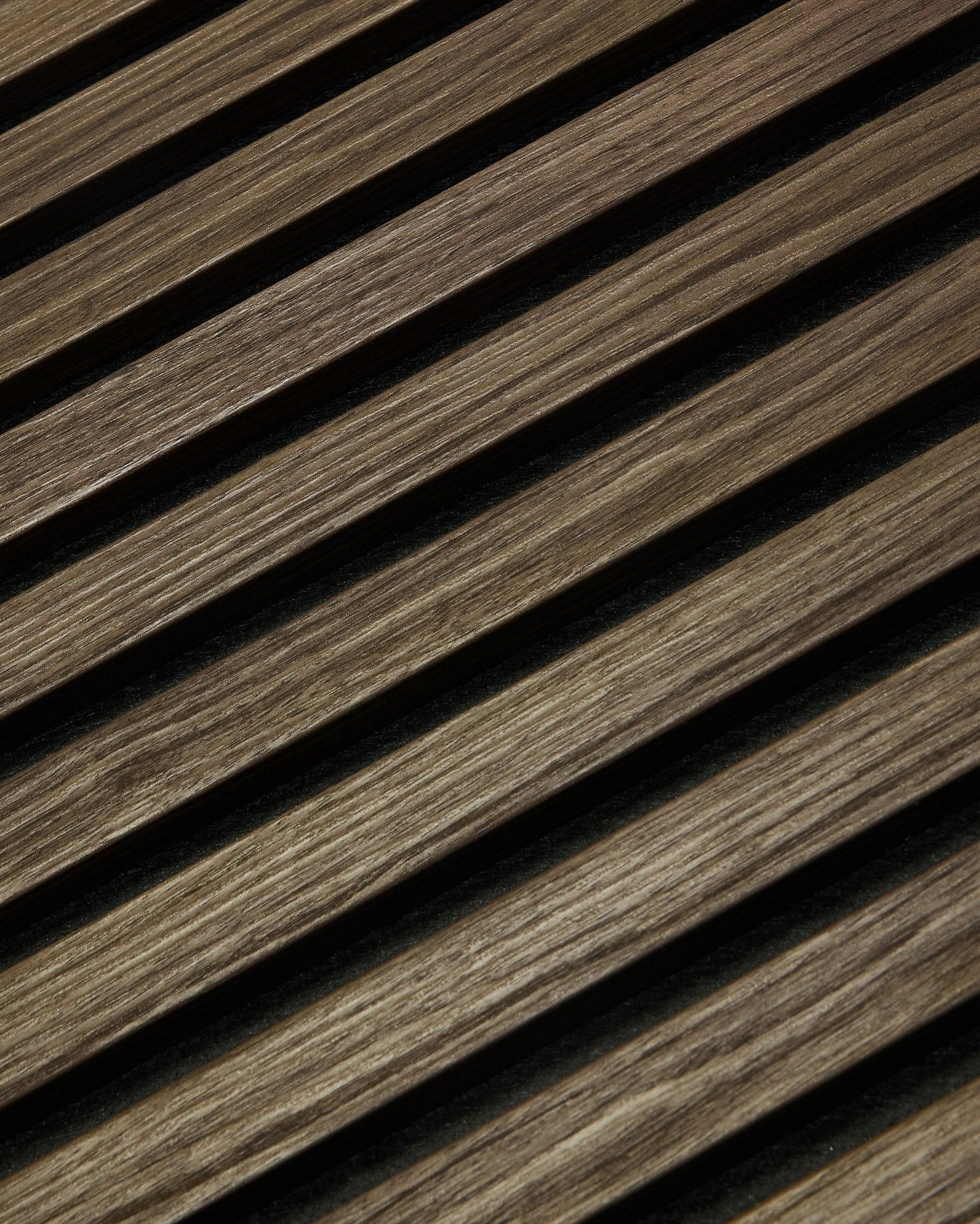Närbild av WoodUpp Essential Akupanel i Black Oak, 240 x 60 cm, med diagonala träribbor med synlig ådring, utformad för förbättrad akustik.