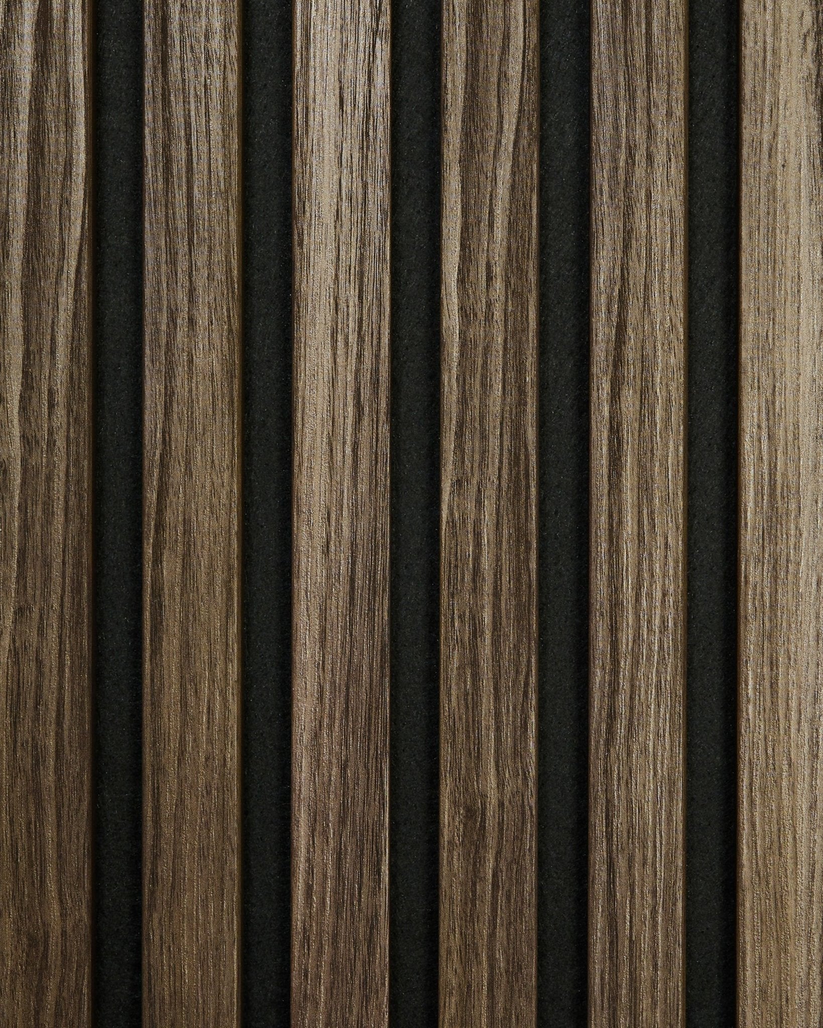 Akupanel-prov i Black Oak från WoodUpp har vertical ribbor i trä mot en mörk bakgrund, som framhäver träets ådring i en nordisk minimalistisk stil.