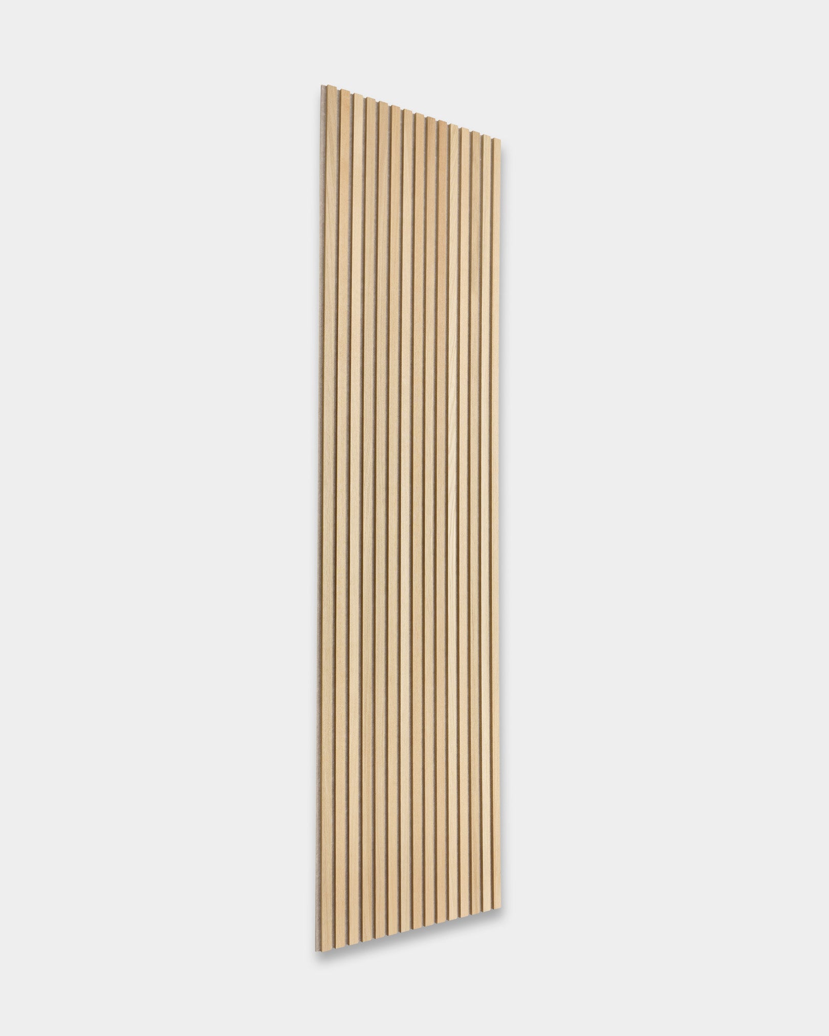 WoodUpp Akupanel akustikpaneler i trä med rektangulär design och jämnt placerade vertical ribbor, vinklade mot en minimalistisk ljusgrå bakgrund.
