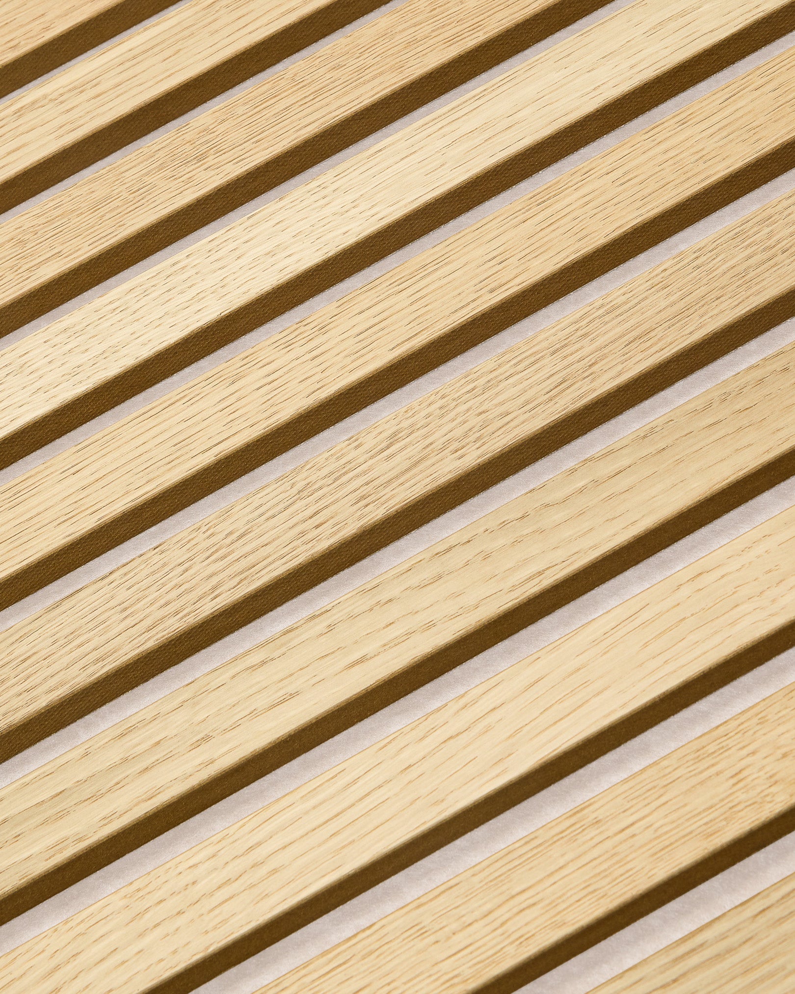 Närbild av WoodUpp Akupanel Akustikpanel i Classic Oak med ljus beige filt, 240x60 cm, med nordisk ribbad trästruktur och ljudabsorberande design.