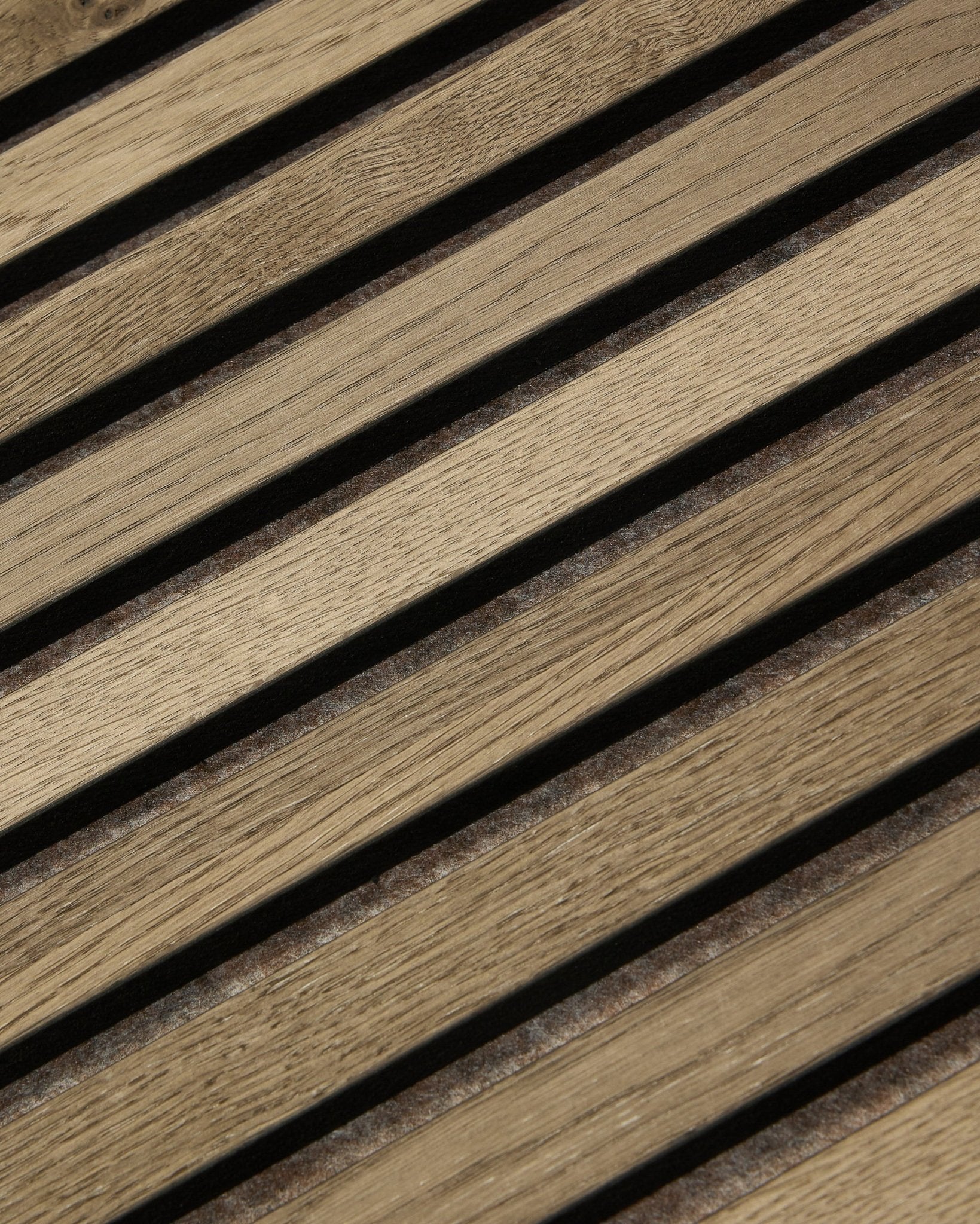 Närbild av WoodUpp Tonal Akupanel Akustikpanel i Grey Oak (240x60 cm) som visar jämnt placerade diagonala ribbor med natural oak ådring och nordisk design.