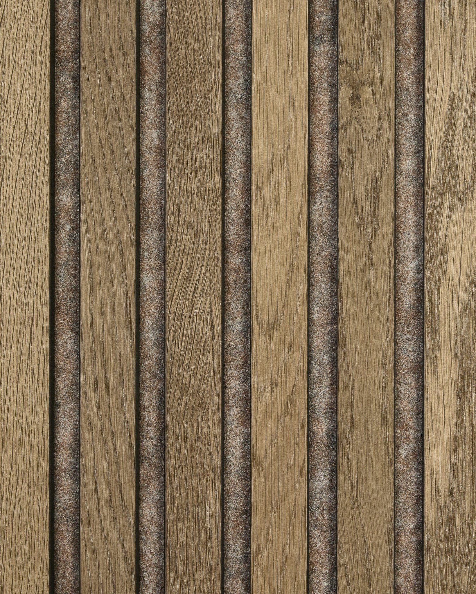 WoodUpp-prov av Akupanel i Grey Oak, med vertical akustikpaneler i trä med naturlig ådring, en texturerad brown-finish och mörka filtband mellan ribborna.
