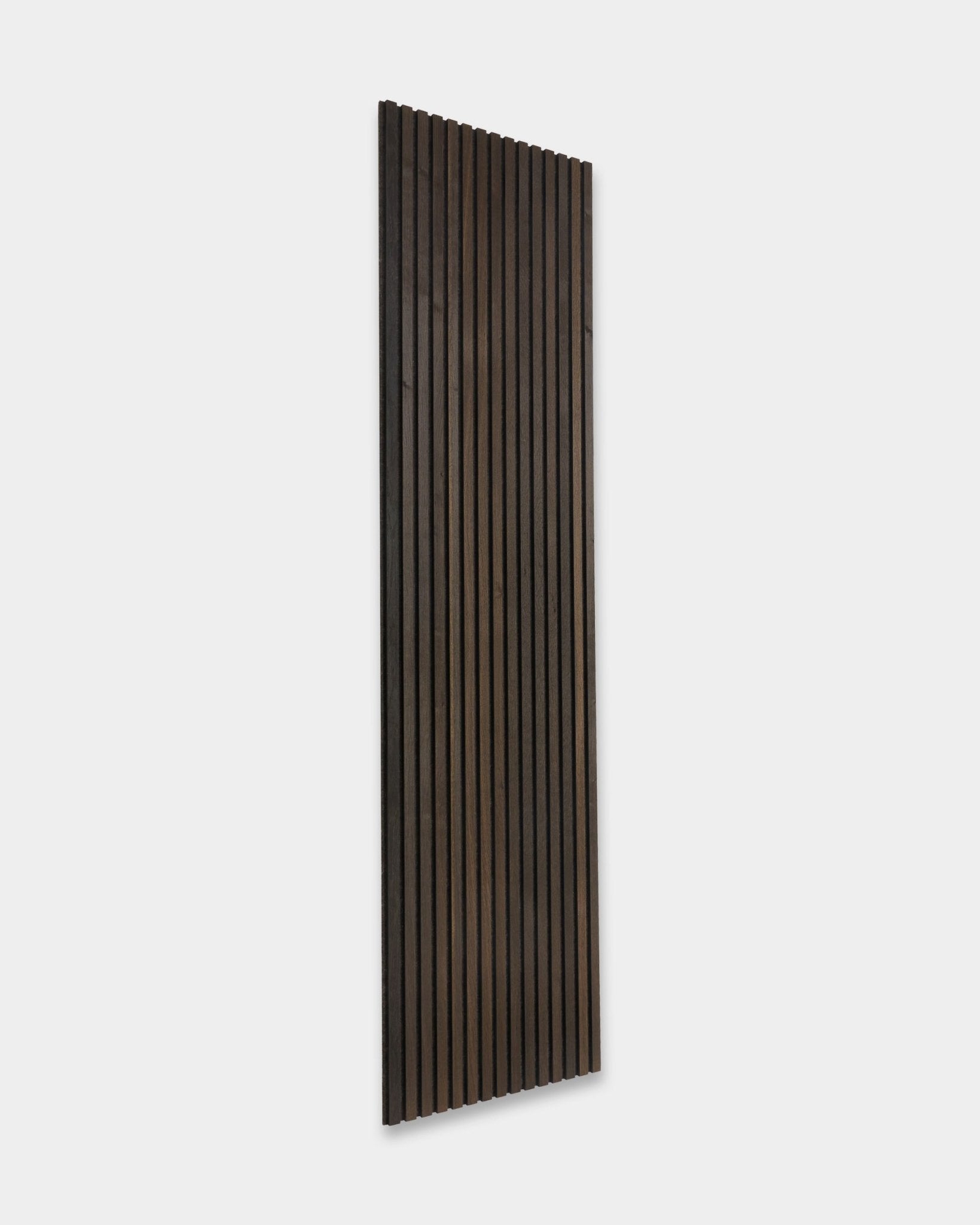 Tonal Akupanel Akustikpanel från WoodUpp med vertical smoked oak ribbor i nordisk design, 240 x 60 cm, mot en ljusgrå bakgrund.