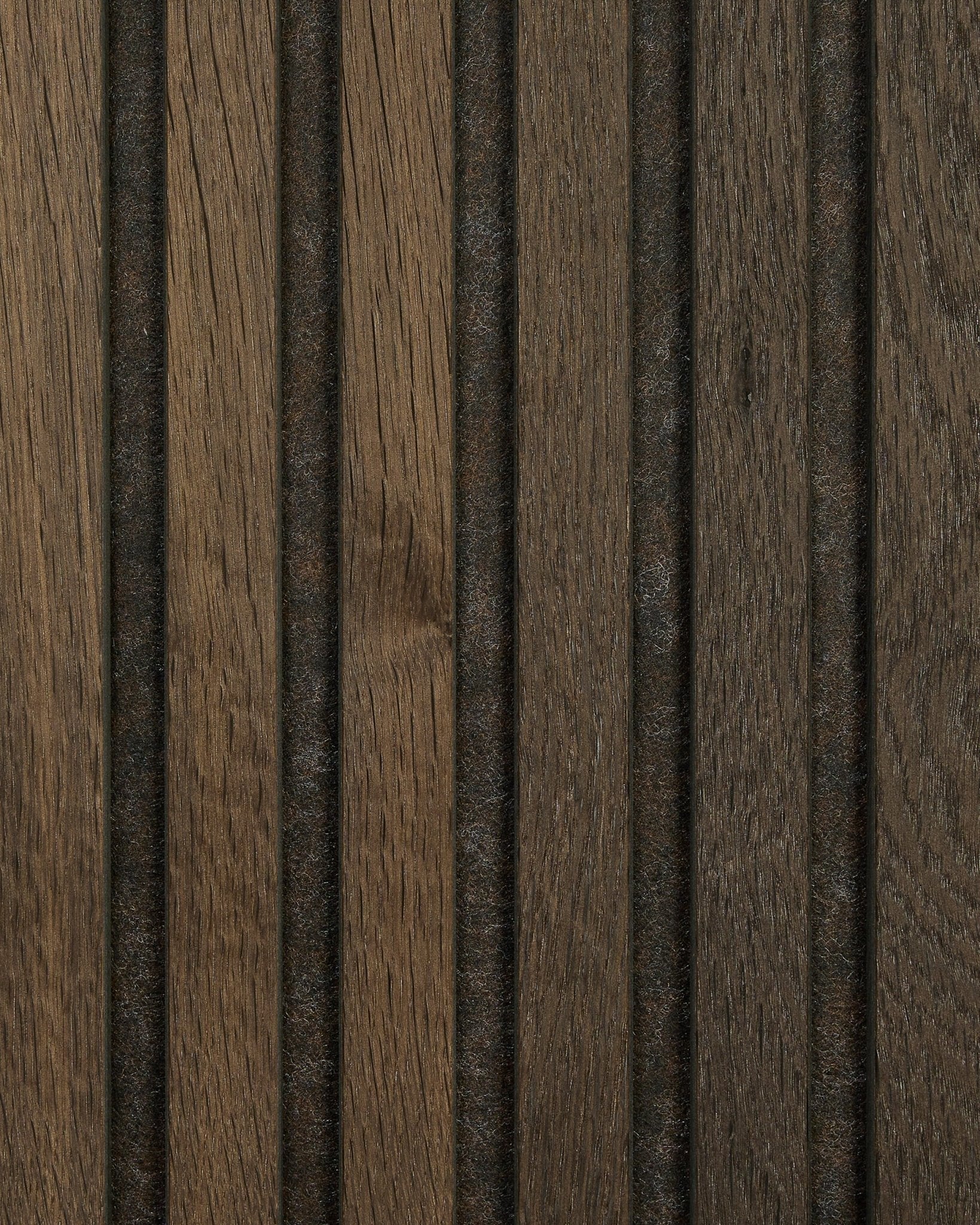 Närbild av provbit av Akupanel akustikpanel i trä i Smoked Oak från WoodUpp, med naturlig ådring i brown, vertical spår och jämnt fördelade mörka linjer.