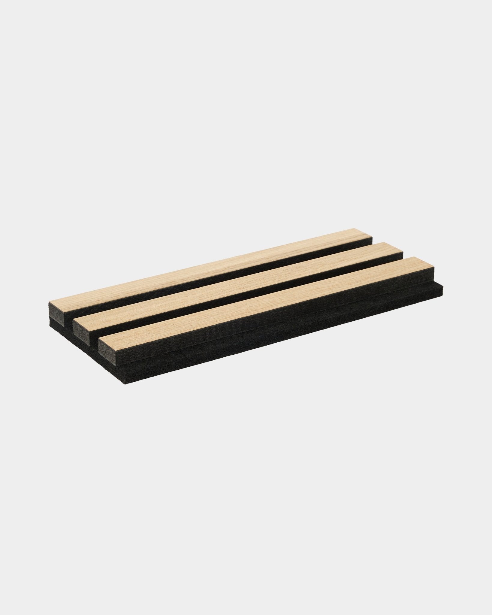 Akupanel provbricka som visar akustikpanel i klassisk ek och black MDF-ribbor med baksida i black filt, arrangerad mot en enkel vit bakgrund.