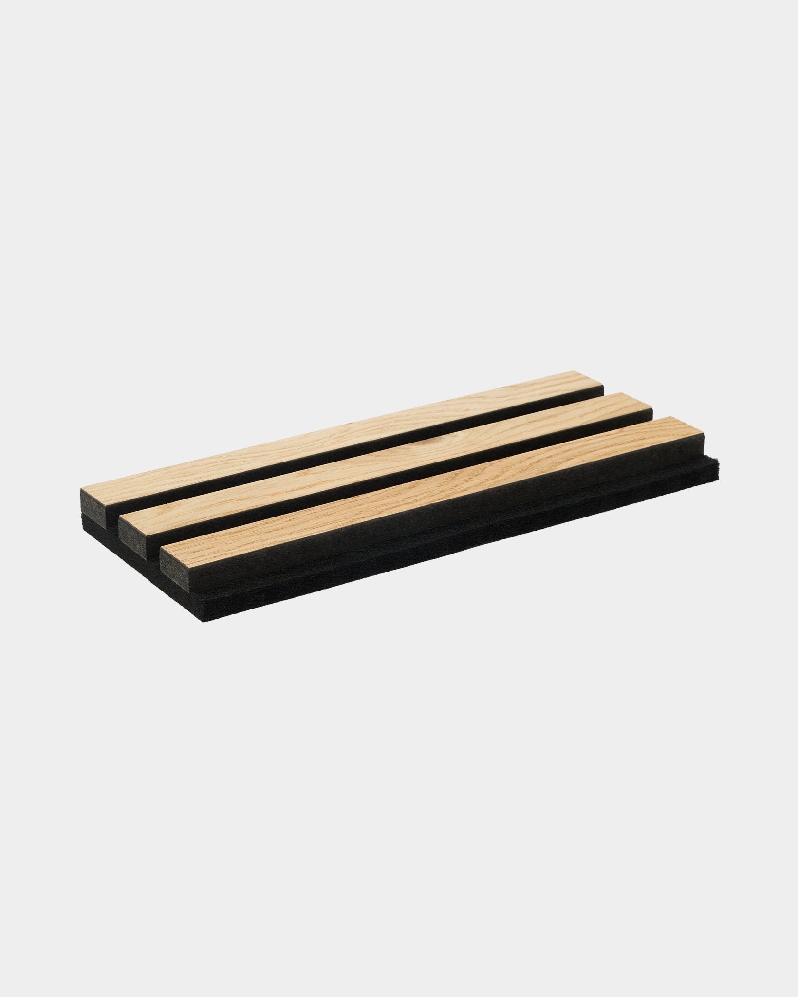 WoodUpp Rustic provbricka i Natural Oak, som visar tre akustiska ribbor i ljus ek och två remsor i black mot en vit bakgrund.