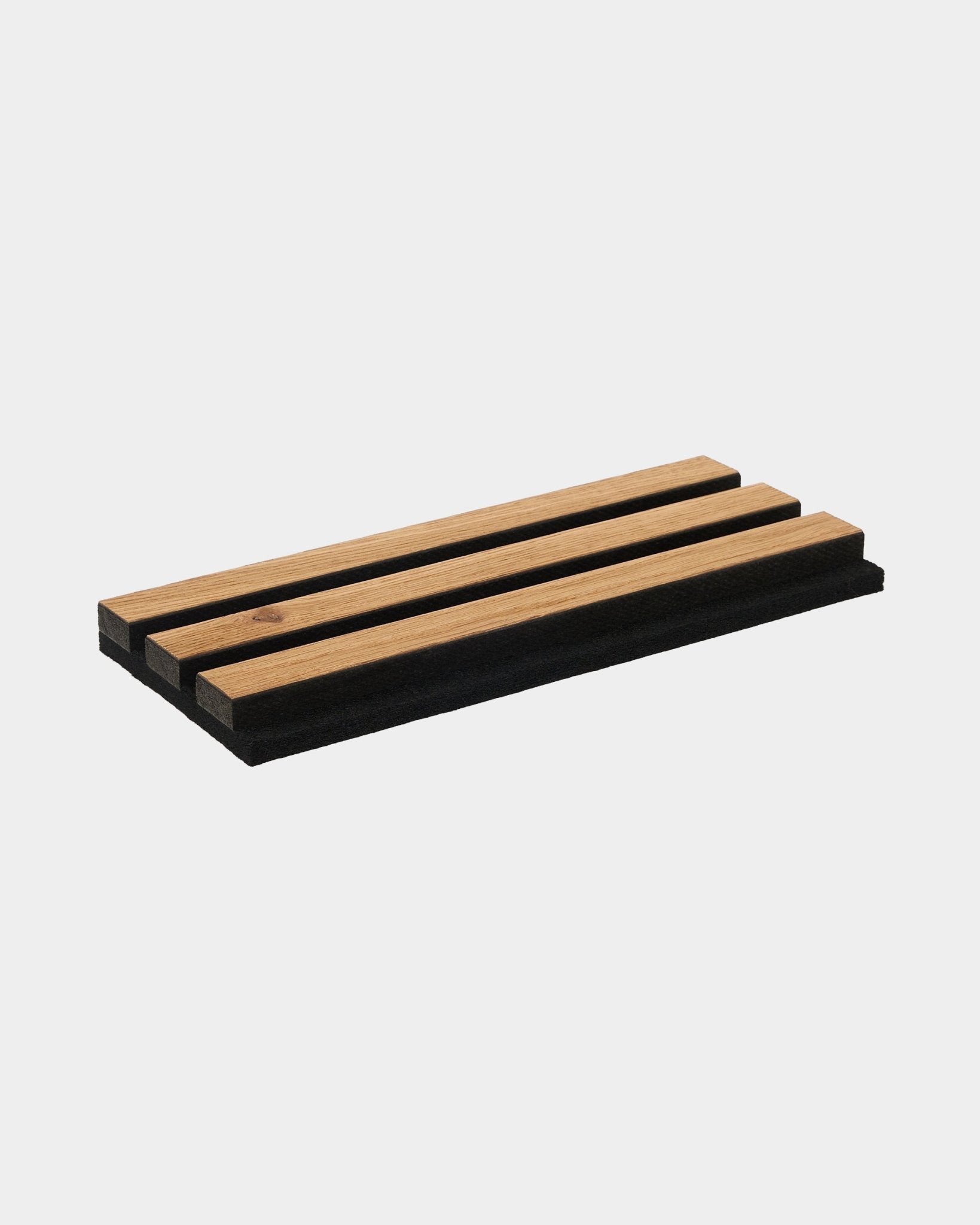 Brown rektangulär tvålfat i ek från WoodUpp, med tre ribbor och en black bas i minimalistisk nordisk design från kollektionen CREATE accessories.