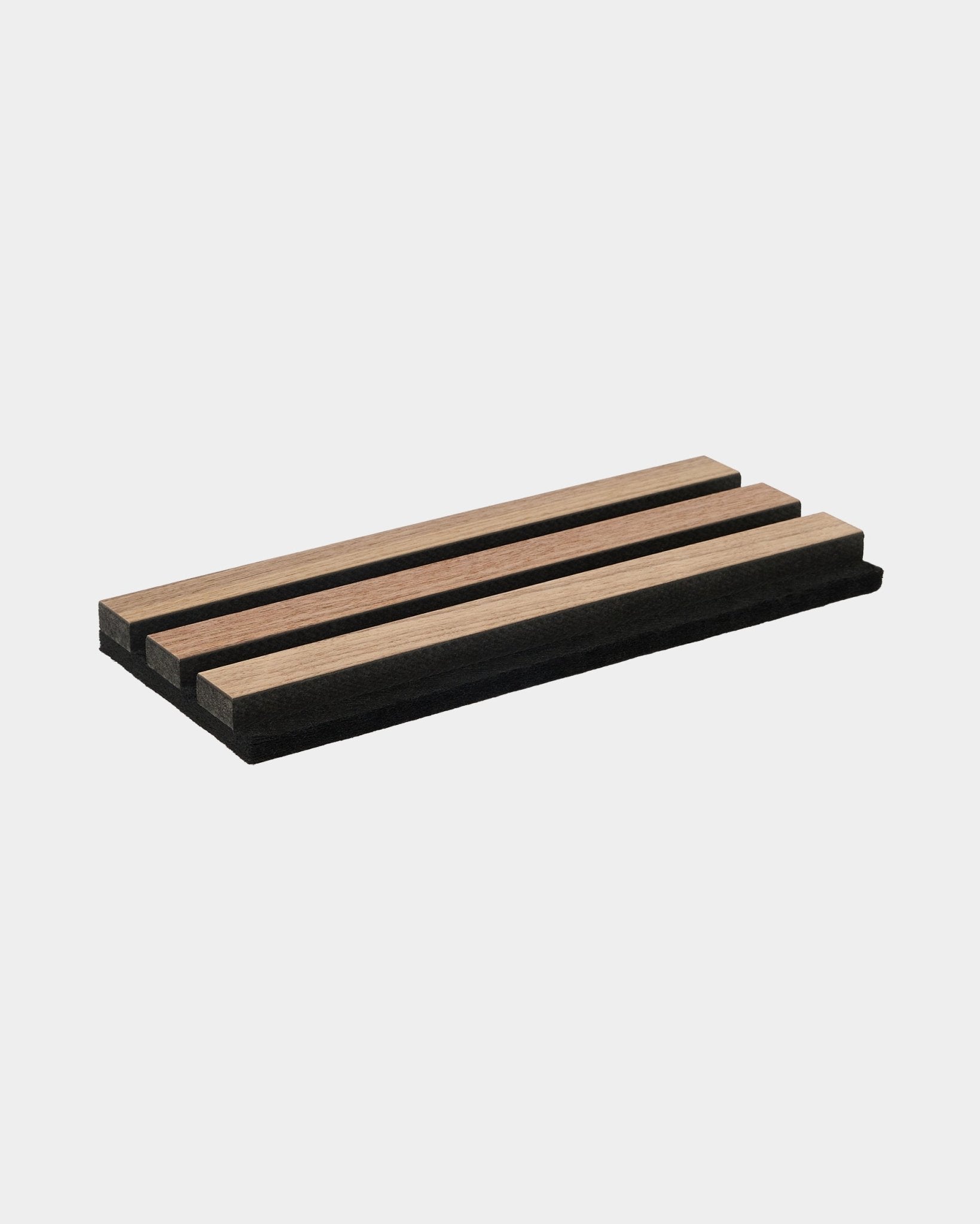 WoodUpp Original Sample i valnöt är en minimalistisk trätillbehör i form av en bricka med tre integrerade ljuslister och black kanter, utformad för användning på bord.