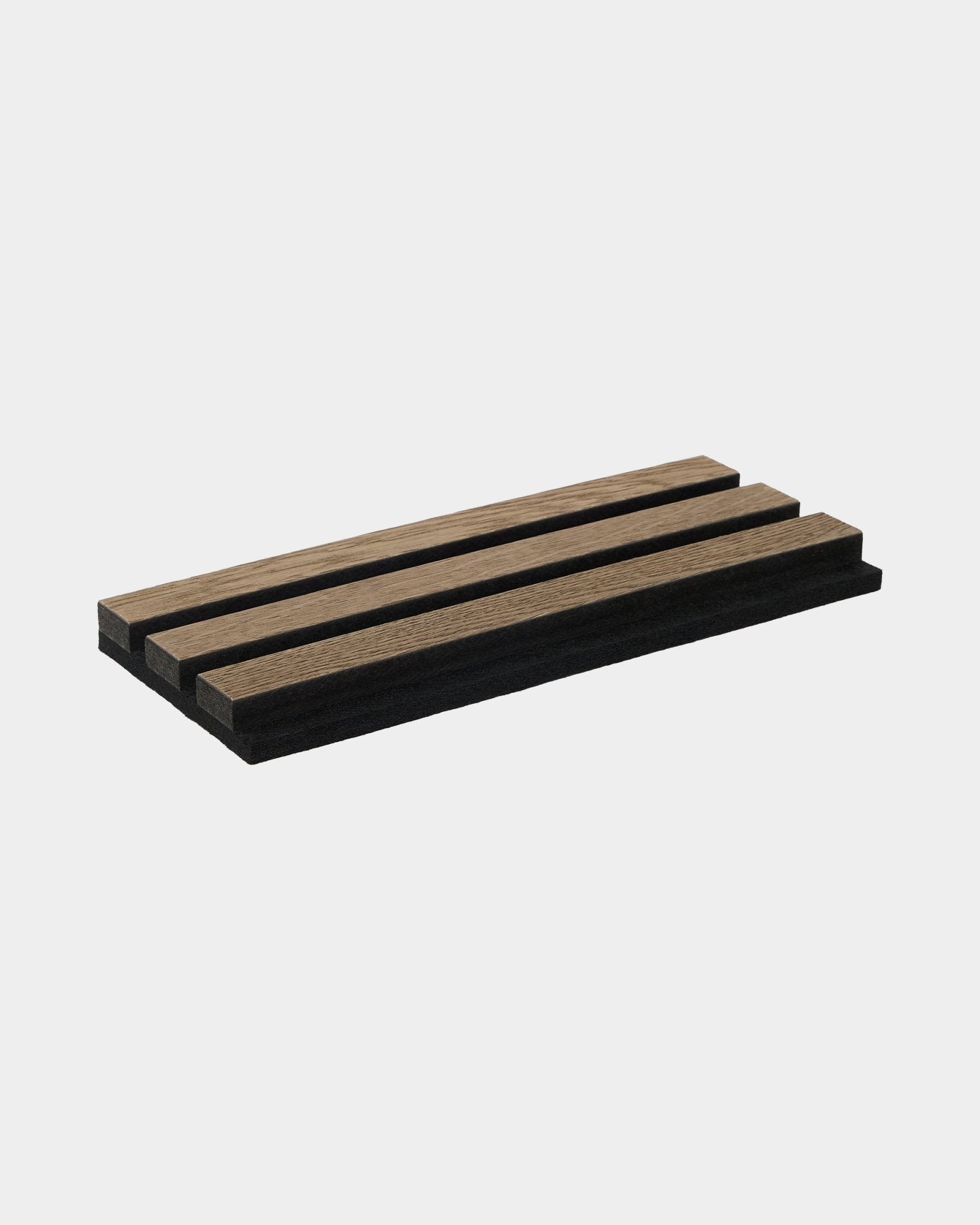WoodUpp Rustic | Akustisk provbricka Grey Oak med tre parallella ribbor, natural wood finish och black sidor, som speglar nordiska designelement.