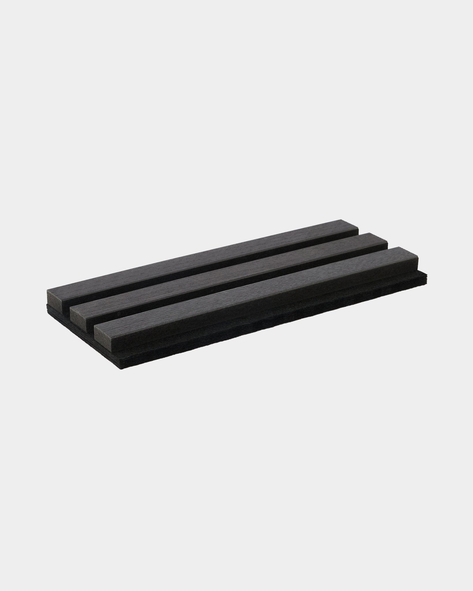 WoodUpp Tonal-prov i Black Ash, en black tillbehörsbricka med tre vinklade spår, visad mot en enkel vit bakgrund.
