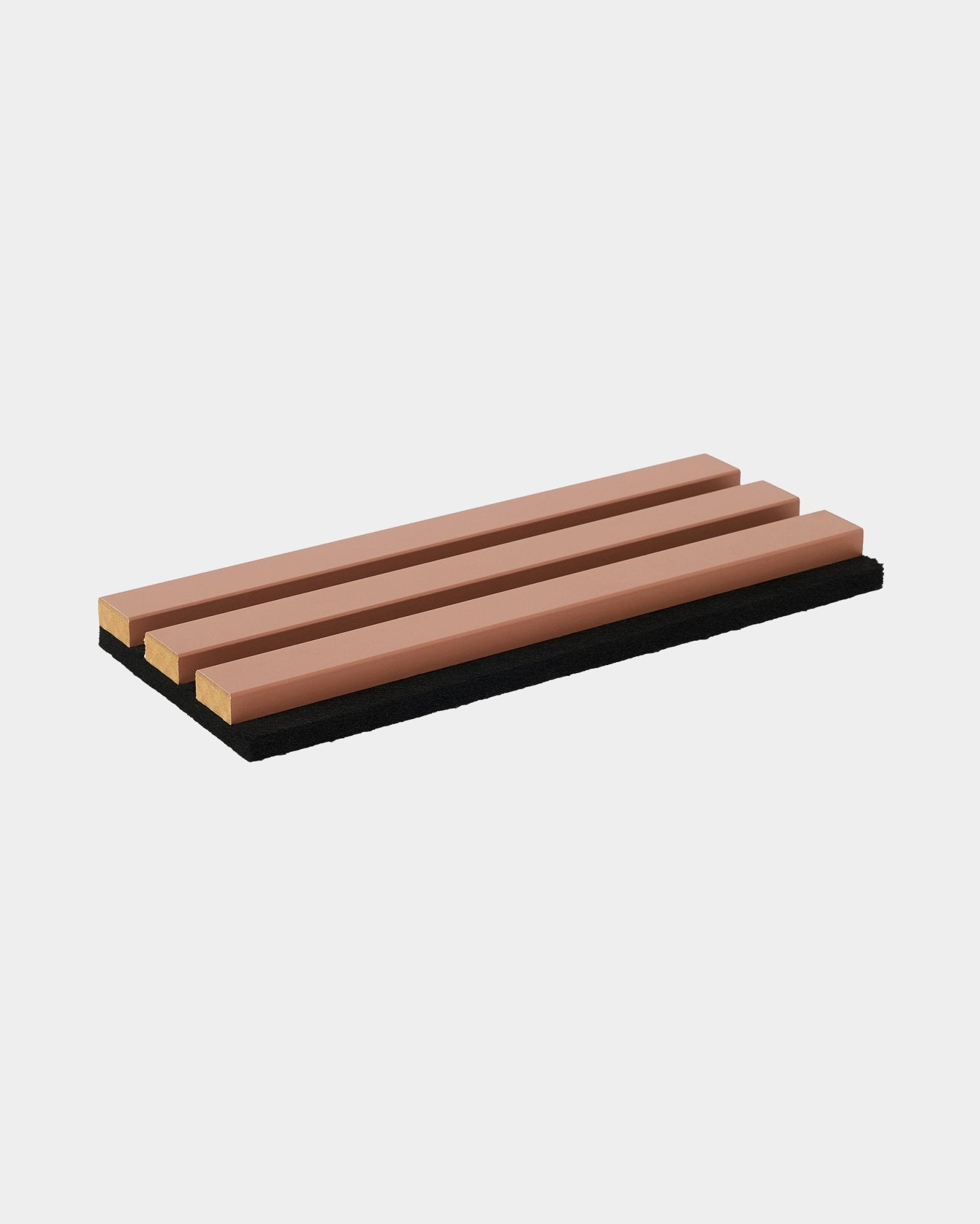 Hue | Sample / Clay-stället från WoodUpp visar tre brown trälameller på en bas i black, presenterat mot en vit bakgrund. Nordisk akustisk träaccessoar.