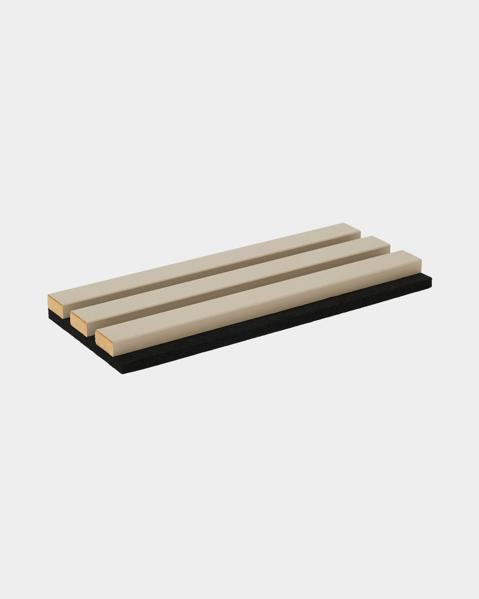 Hue | Sample / Stone från WoodUpp har tre beige trälameller på en plan black bas, mot en vit bakgrund.