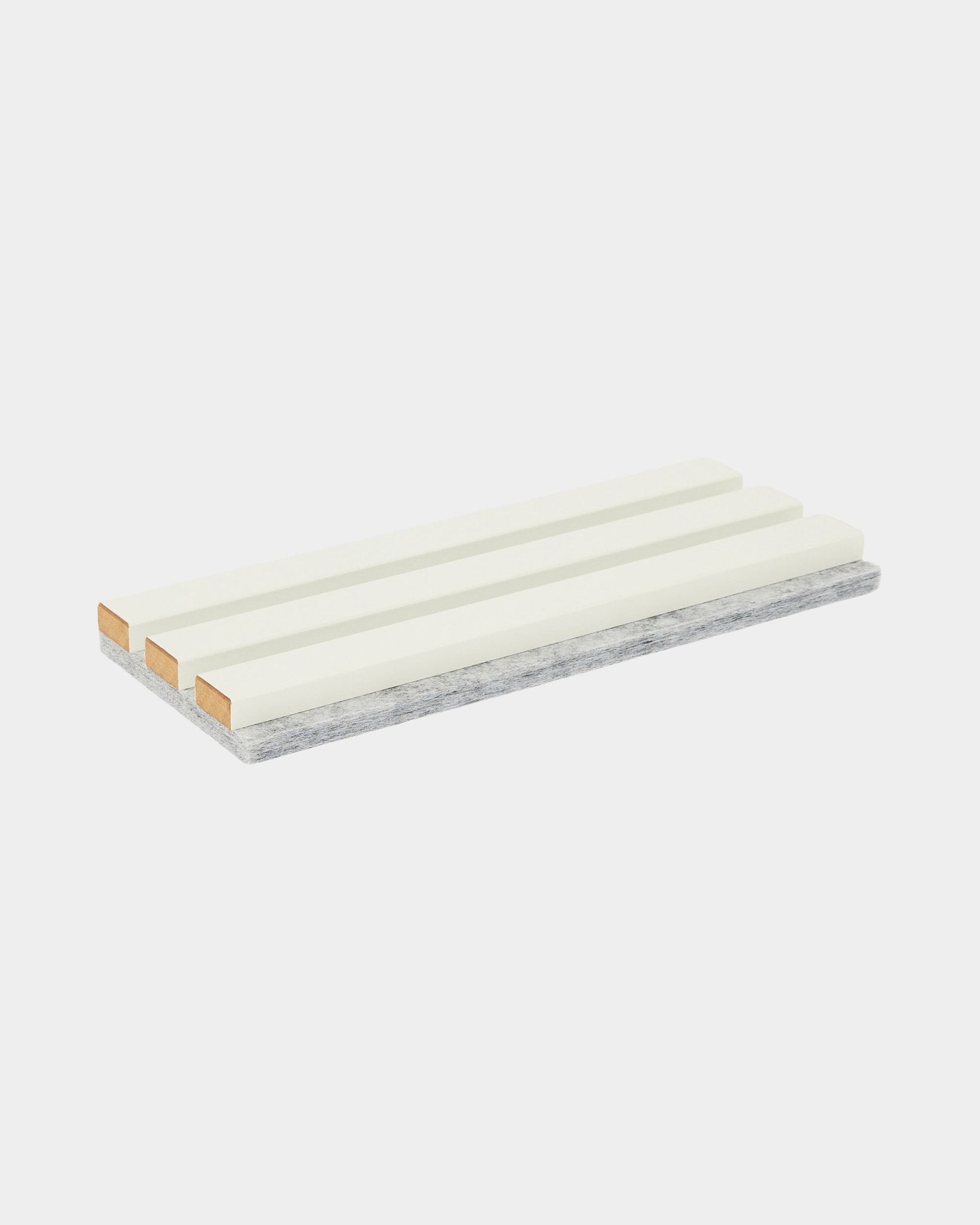 Hue Sample / Snow från WoodUpp är en rektangulär rengöringssvamp med tre vita ränder och ett slitstarkt grått skurlager, som används för skötsel av Akustikpanel.