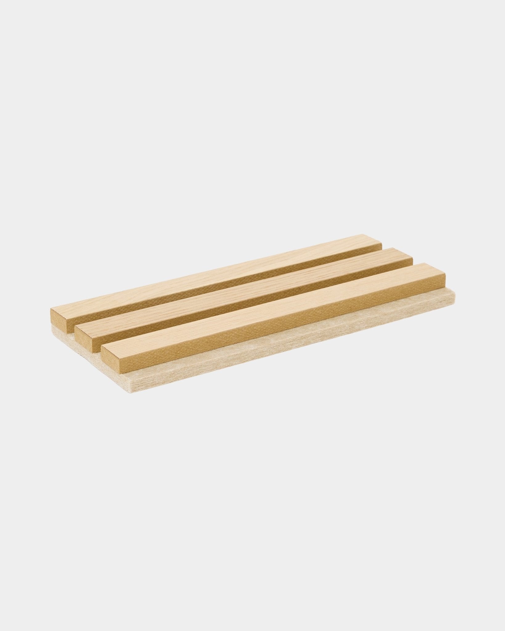 WoodUpp Tonal-prov i Classic Oak med beige filt på baksidan, en rektangulär Akustikpanel med tre upphöjda trälister för organisering eller exponering i hemmet.