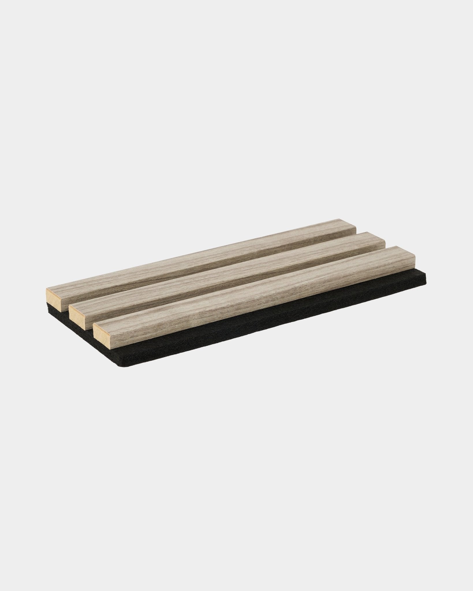 WoodUpp Essential underläggsprov i Weathered Oak med tre ekstavar på en bas av black, utformat för att skydda köksytor och passa in i nordiska interiörer.