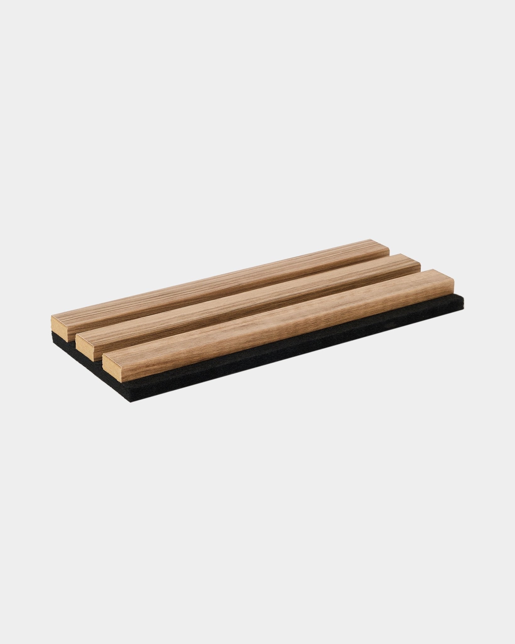 WoodUpp Essential grytunderlägg i English Walnut, med tre parallella trälameller på en bas av black; en minimalistisk detalj för moderna, nordiskt inspirerade kök.