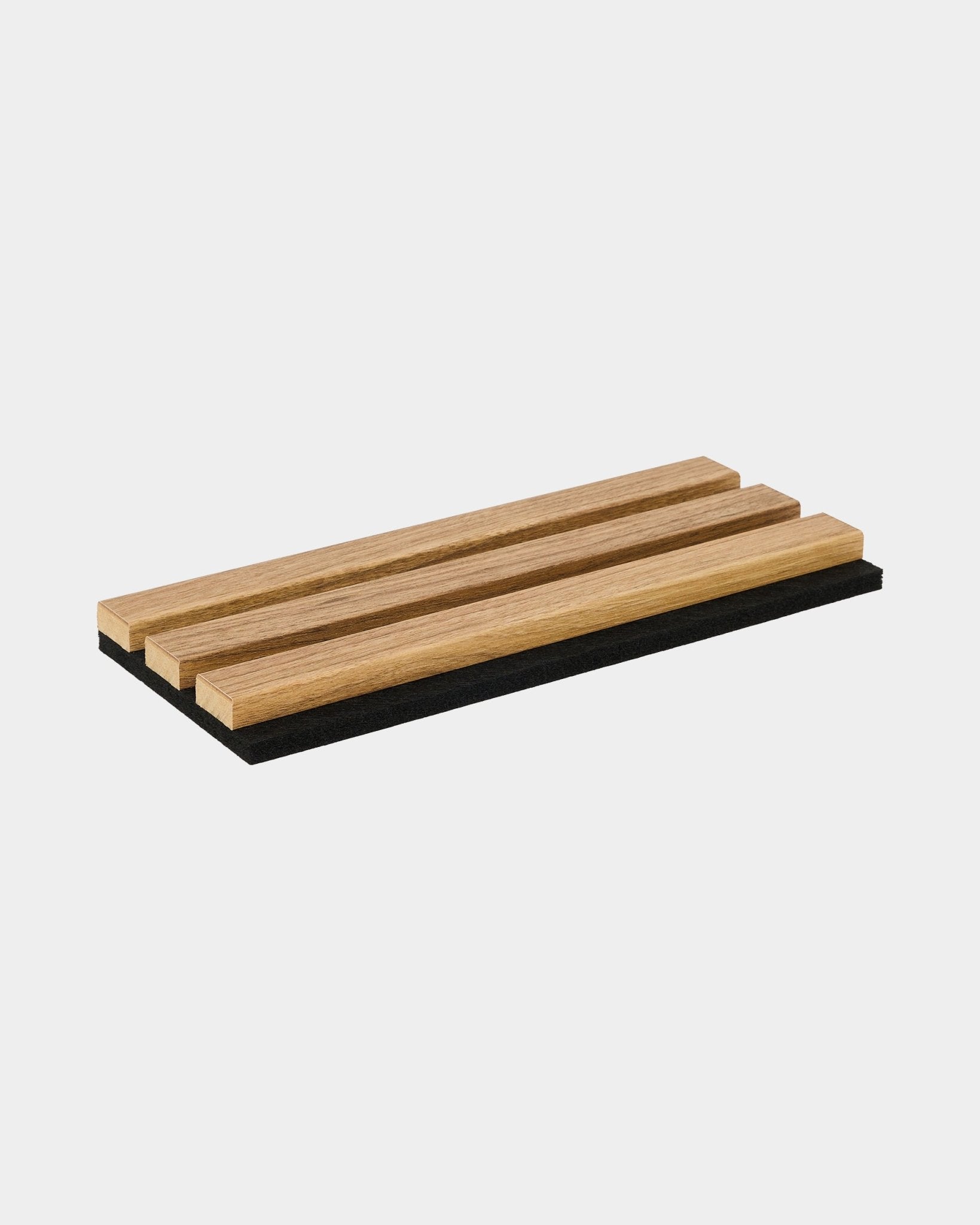 WoodUpp Essential provbricka i English Oak med tre trälameller på en bas av black, som visar nordisk stil och materialets finish för akustikpaneler.
