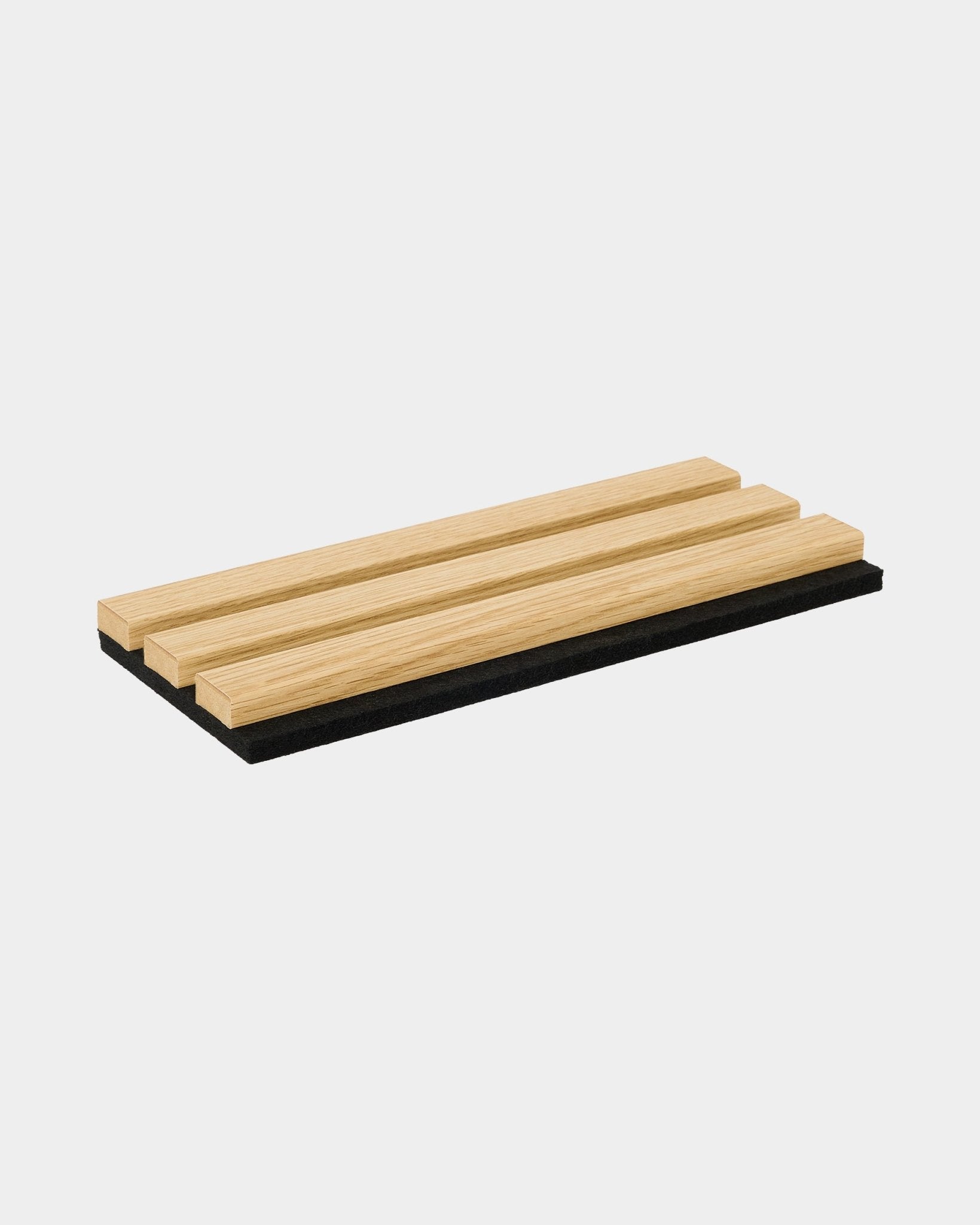 WoodUpp Akupanel-prov i Southern Oak, med tre ljusa träribbor på en black akustikbas och en minimalistisk nordisk design.