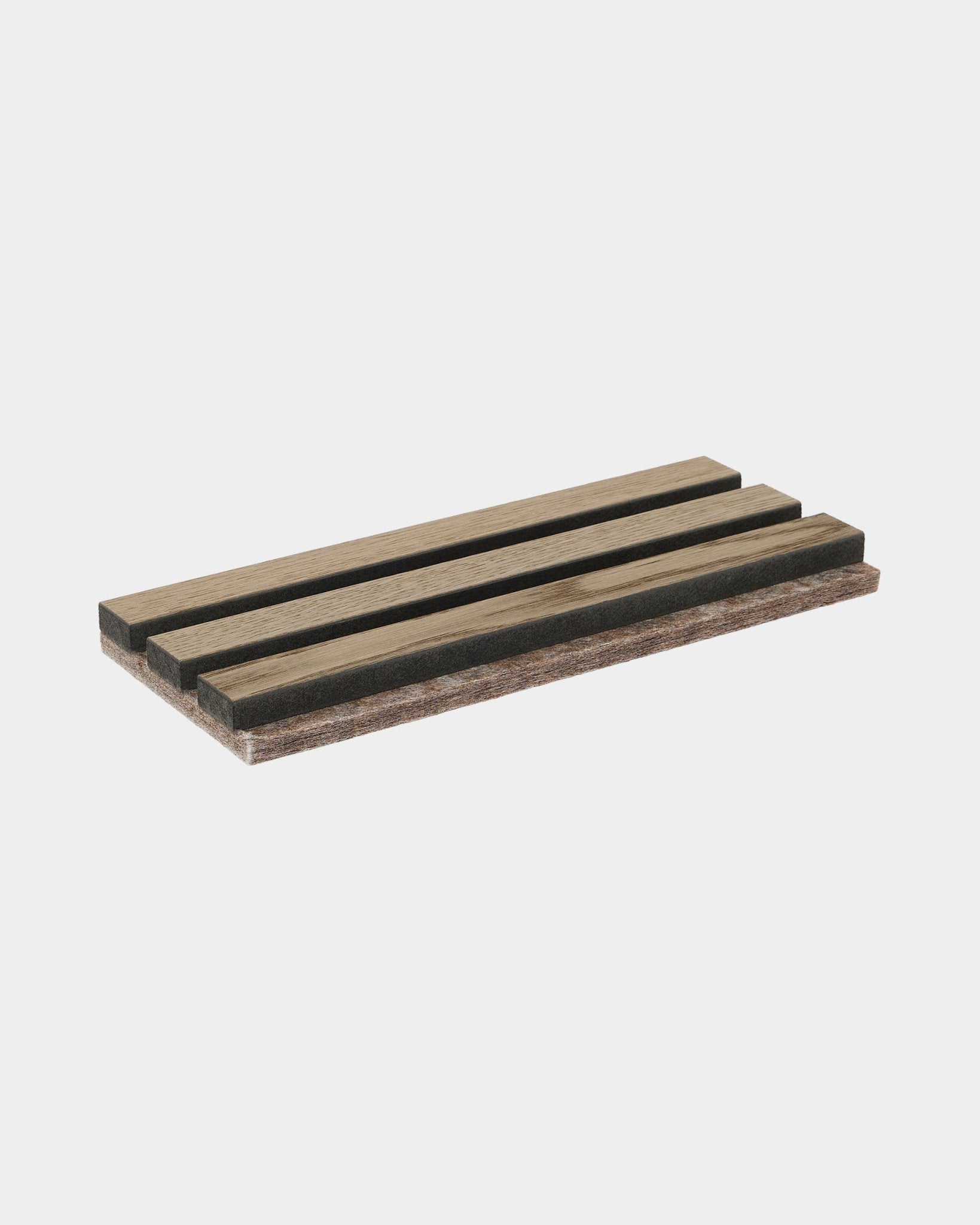 WoodUpp Tonal-prov i Grey Oak, en tvålkopp i bamburibbor med öppna dräneringsspår och växlande ljusa och mörka trätoner.