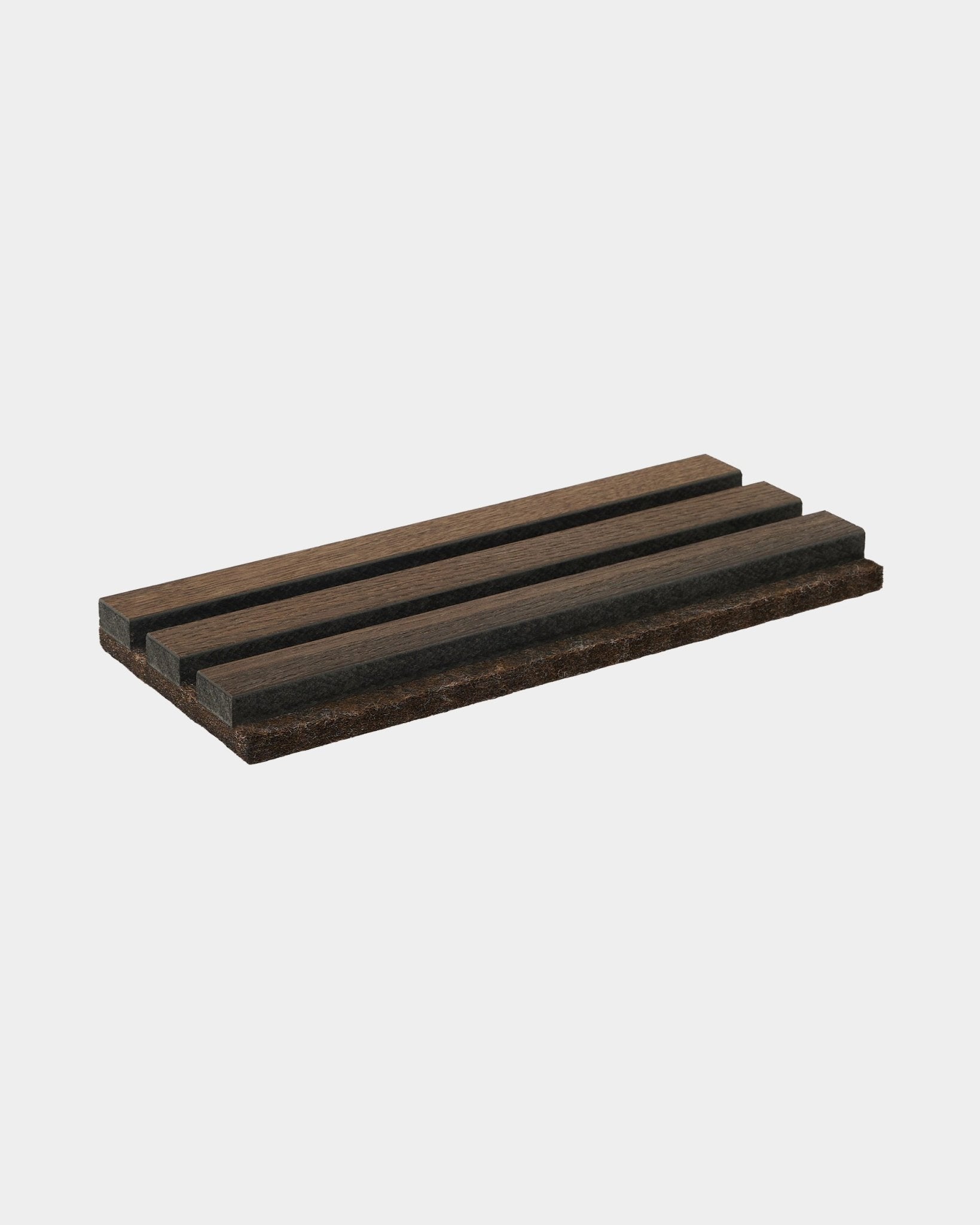WoodUpp Tonal tvålkopp i mörk smoked oak, tillverkad i natural wood, har tre parallella spår; en accessoar som är utformad för att komplettera Akupanel-kollektioner.