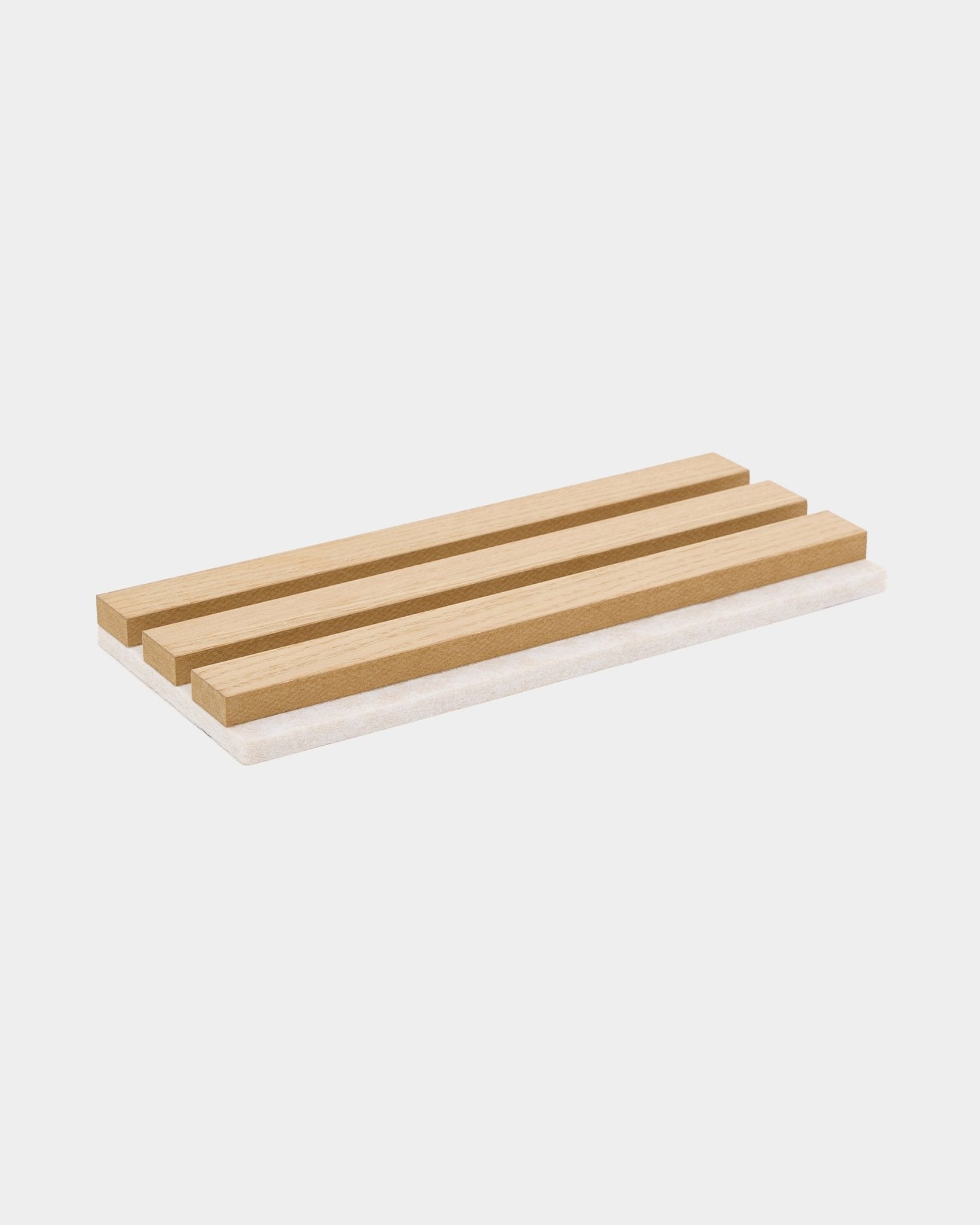 Rektangulär tvålkopp i trä med tre ribbor, utformad för att komplettera WoodUpp Akupanel-prover i Natural Wood eller Classic Oak med ljus beige filt.