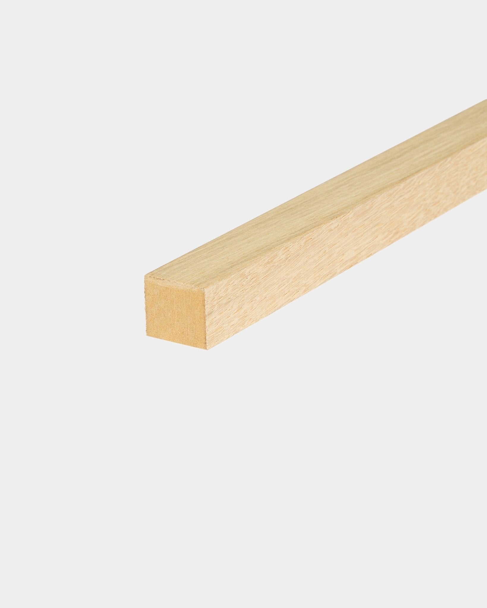 WoodUpp End Lamella i Classic Oak, 2,2 cm tjock, utformad för installation med Akupanel Akustikpanel eller MDF-ramar, visad mot en enkel vit bakgrund.