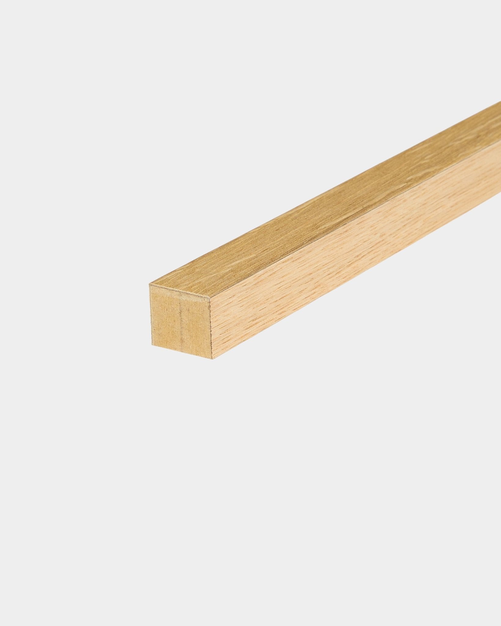 WoodUpp ändlamell i rustik natural oak, 2,2 cm, utformad för Akupanel Akustikpanel eller montering i MDF-ram, visad mot en enkel vit bakgrund.