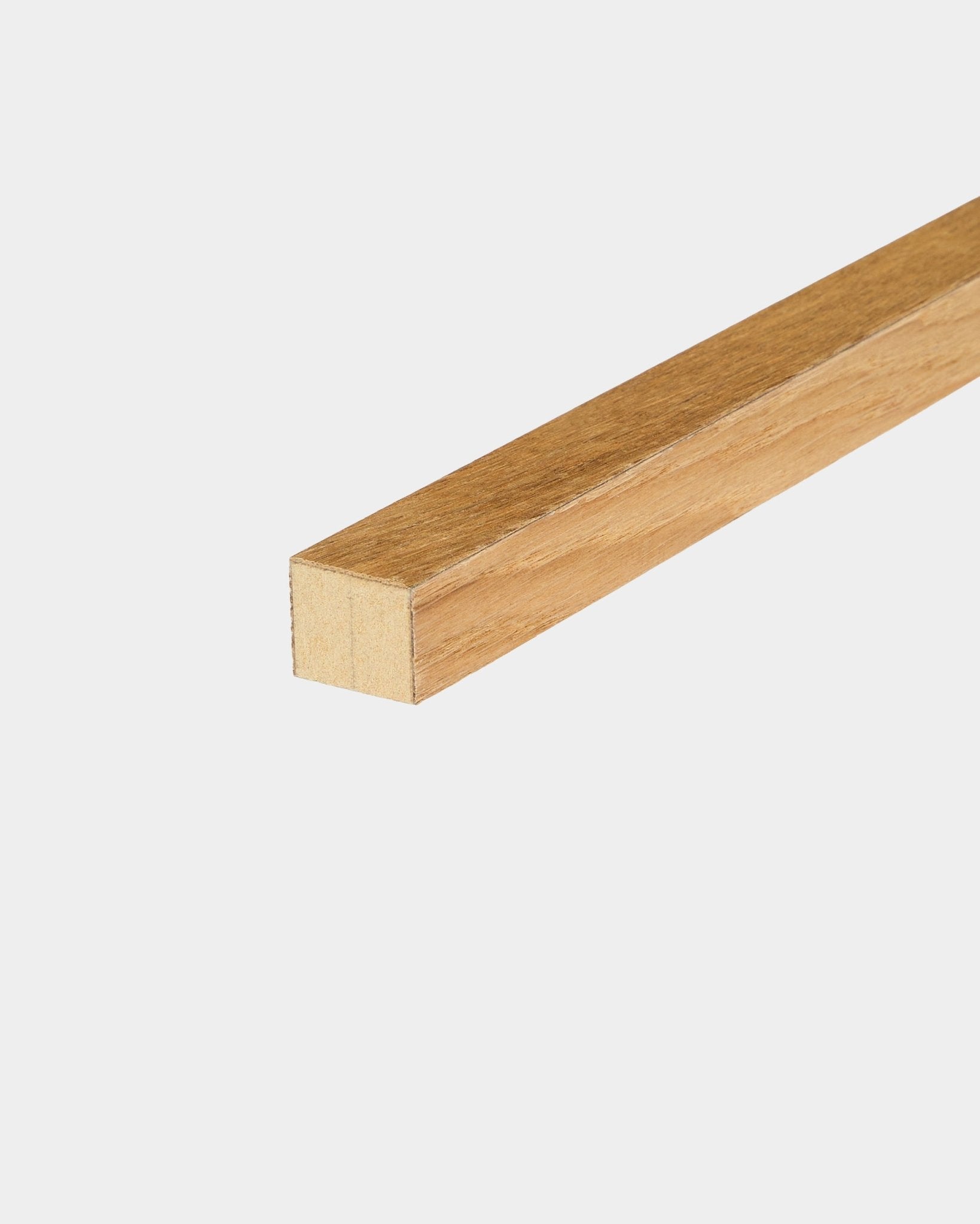 WoodUpp End Lamella i Rustic Brown Oak (2,2 cm), används som avslutande kant för Akupanel akustikpaneler eller för att bygga en MDF-ram vid panelmontering.