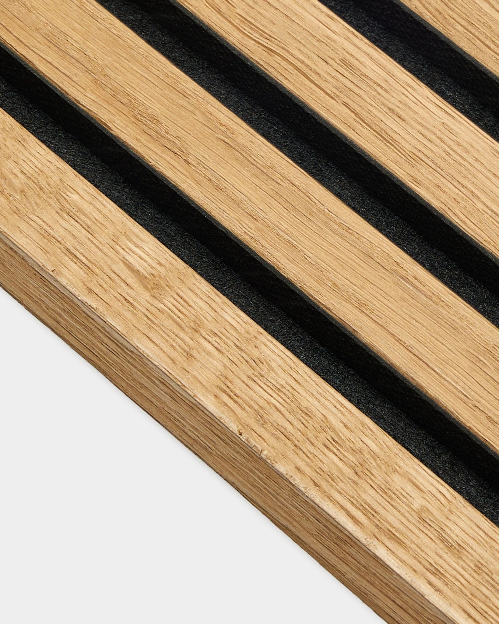 Närbild av WoodUpp End Lamella-panel i Rustic Brown Oak (2,2 cm), utformad för Akupanel akustikinstallationer med jämnt placerade lameller mot en ljus vägg.