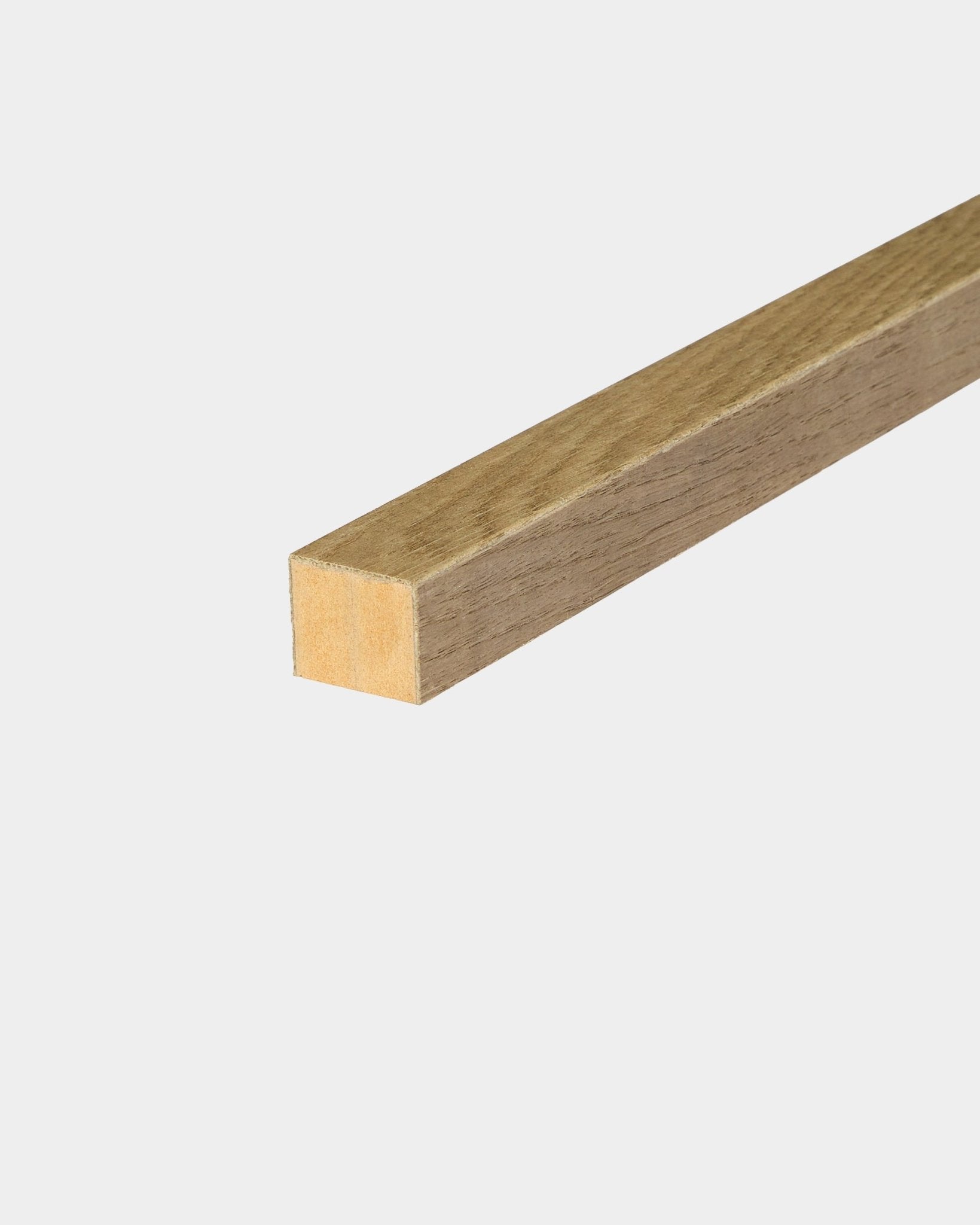 WoodUpp End Lamella i Rustic Grey Oak, 2,2 cm bred, vinklad mot vit bakgrund; utformad som ett tillbehör för installationer med Akupanel Akustikpanel eller MDF-paneler.