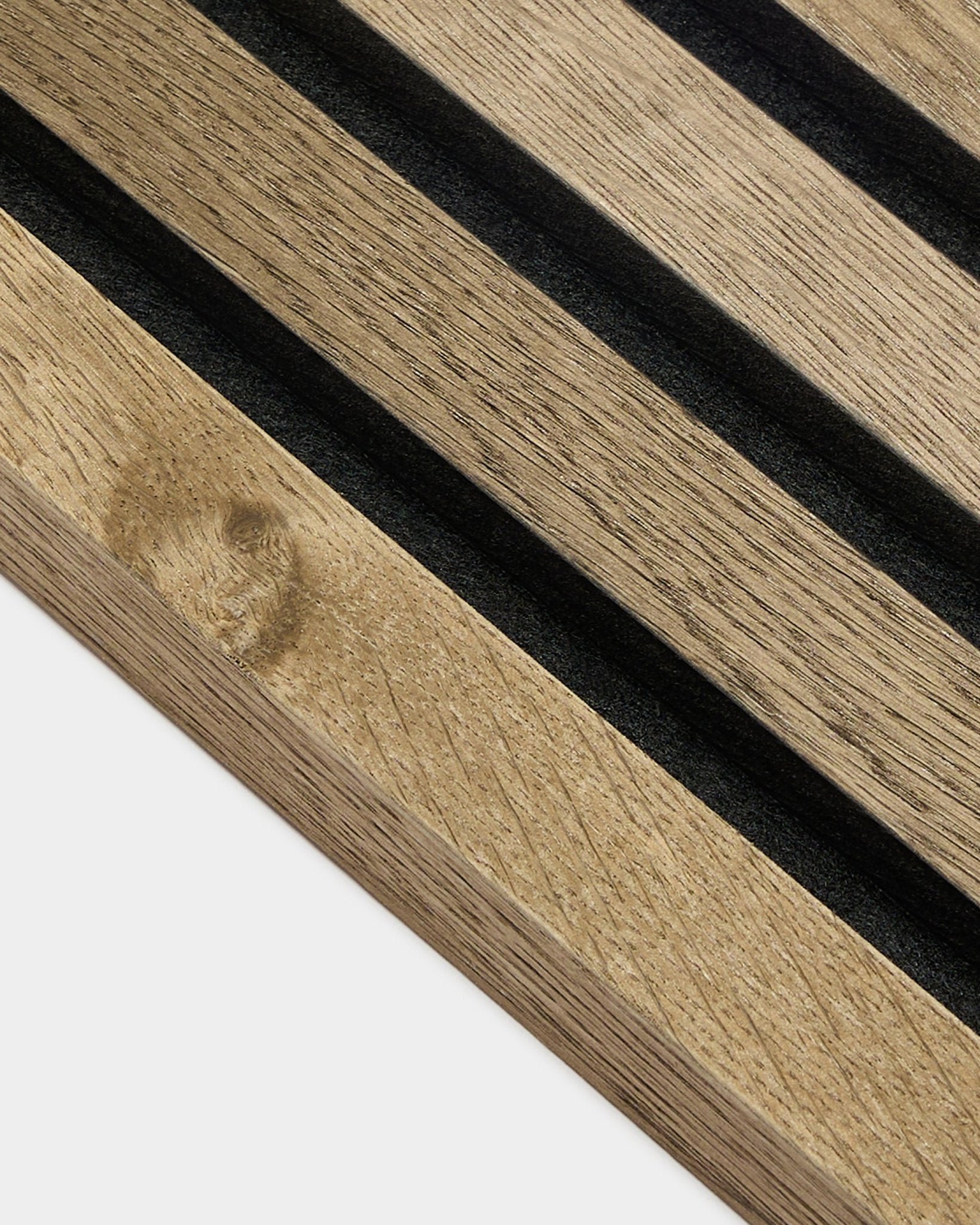 Närbild av WoodUpp Akupanel End Lamella i Rustic Grey Oak, 2,2 cm MDF Akustikpanel med black spår och synlig träådring mot ljusgrå bakgrund.