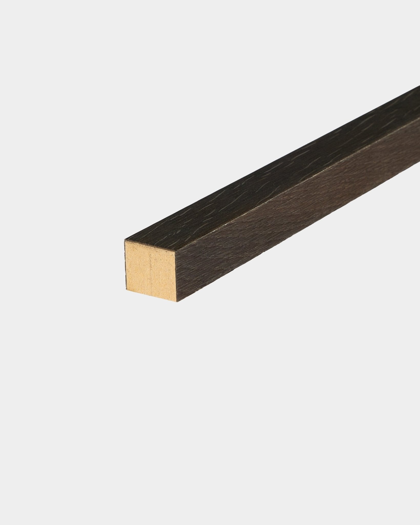 WoodUpp End Lamella i Rustic Smoked Oak, 2,2 cm tjock, utformad för installation eller inramning av MDF-panelväggar med Akupanel Akustikpanel.
