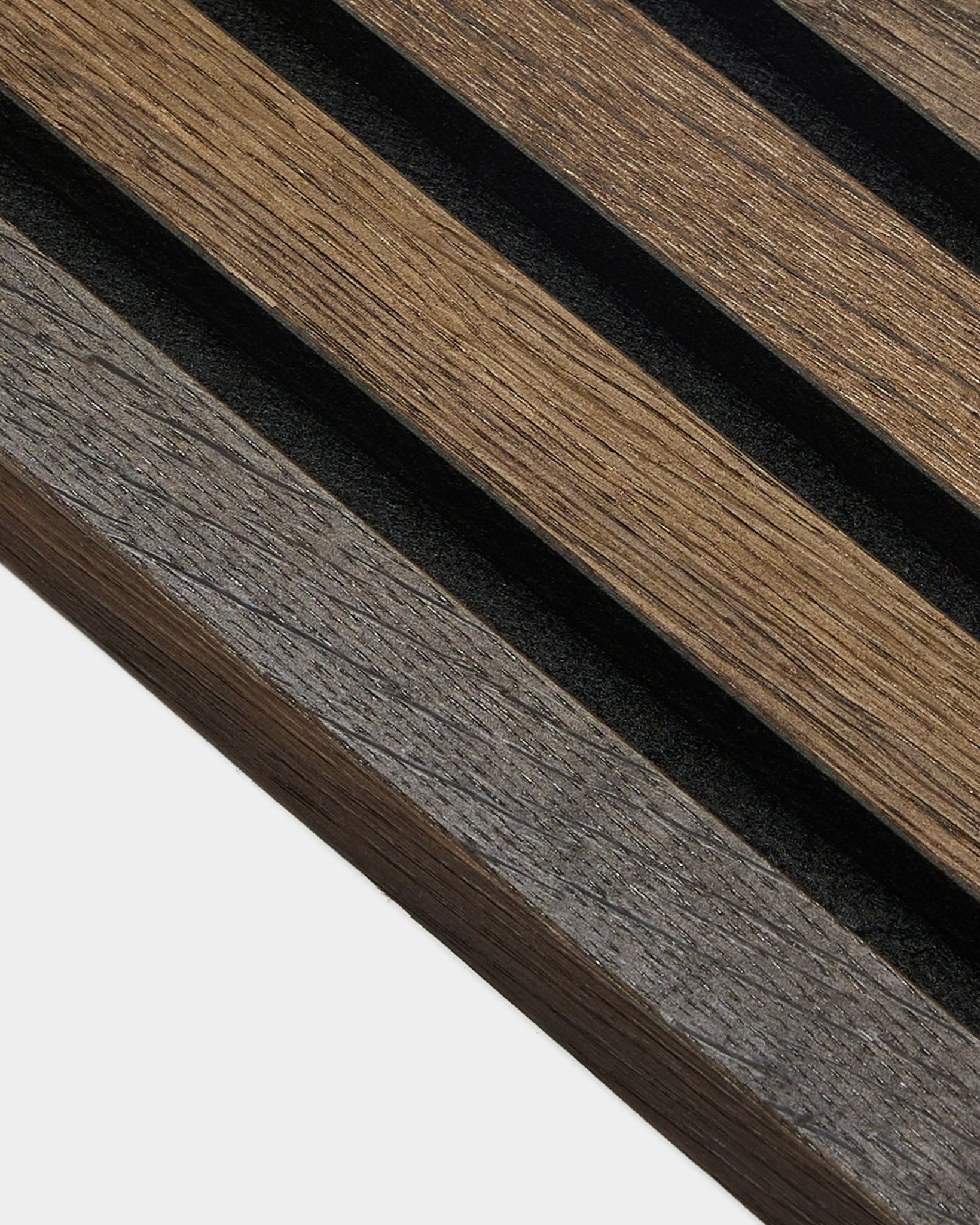 Närbild av 2,2 cm tjock rustic smoked oak end lamella från WoodUpp, som lyfter fram träådringen och passar för installation med Akupanel Akustikpanel.