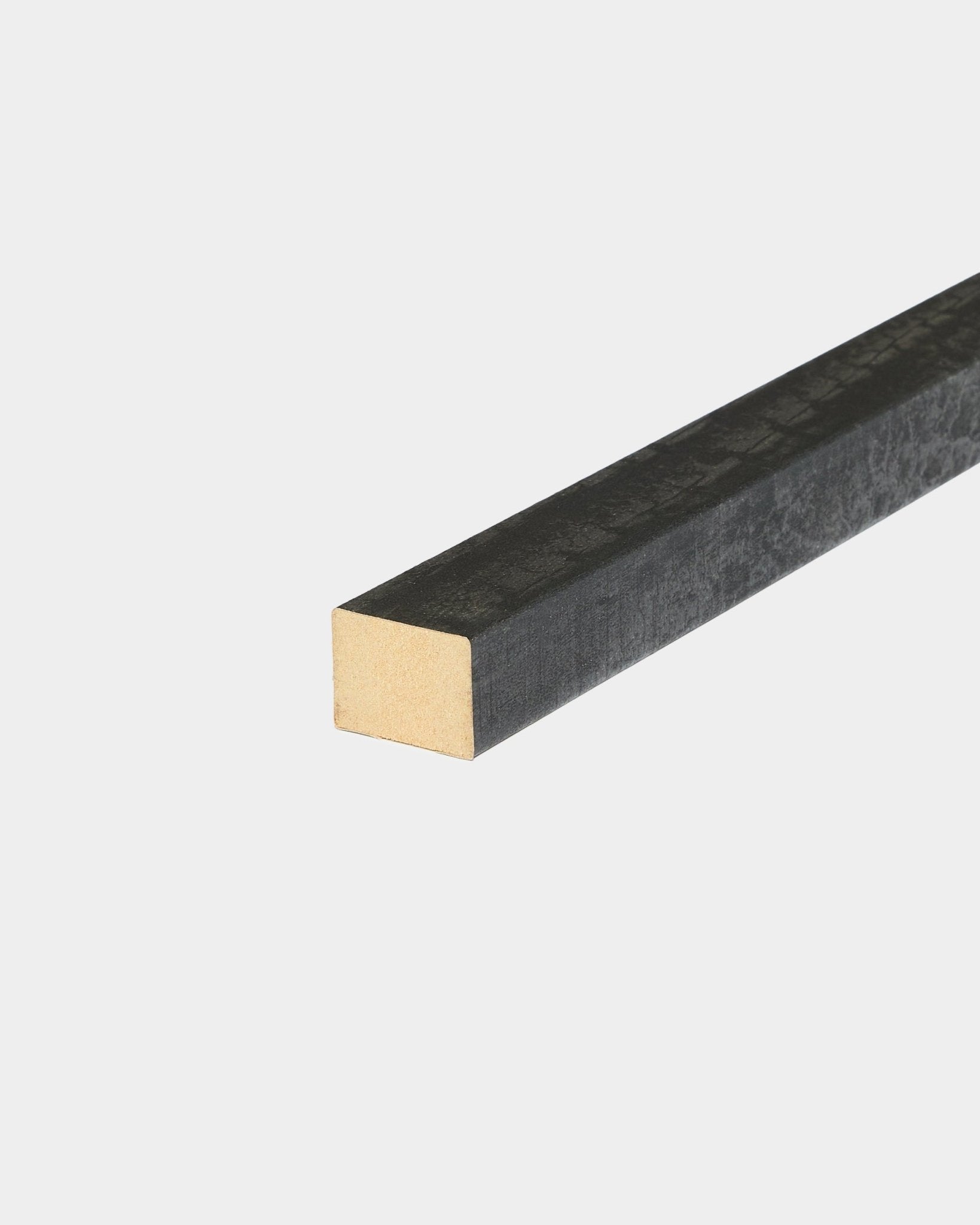 WoodUpp Akupanel ändlamell i kolfärgad finish, 2,2 cm tjock, utformad för användning med akustikpaneler i trä eller väggprojekt, visad mot en vit bakgrund.