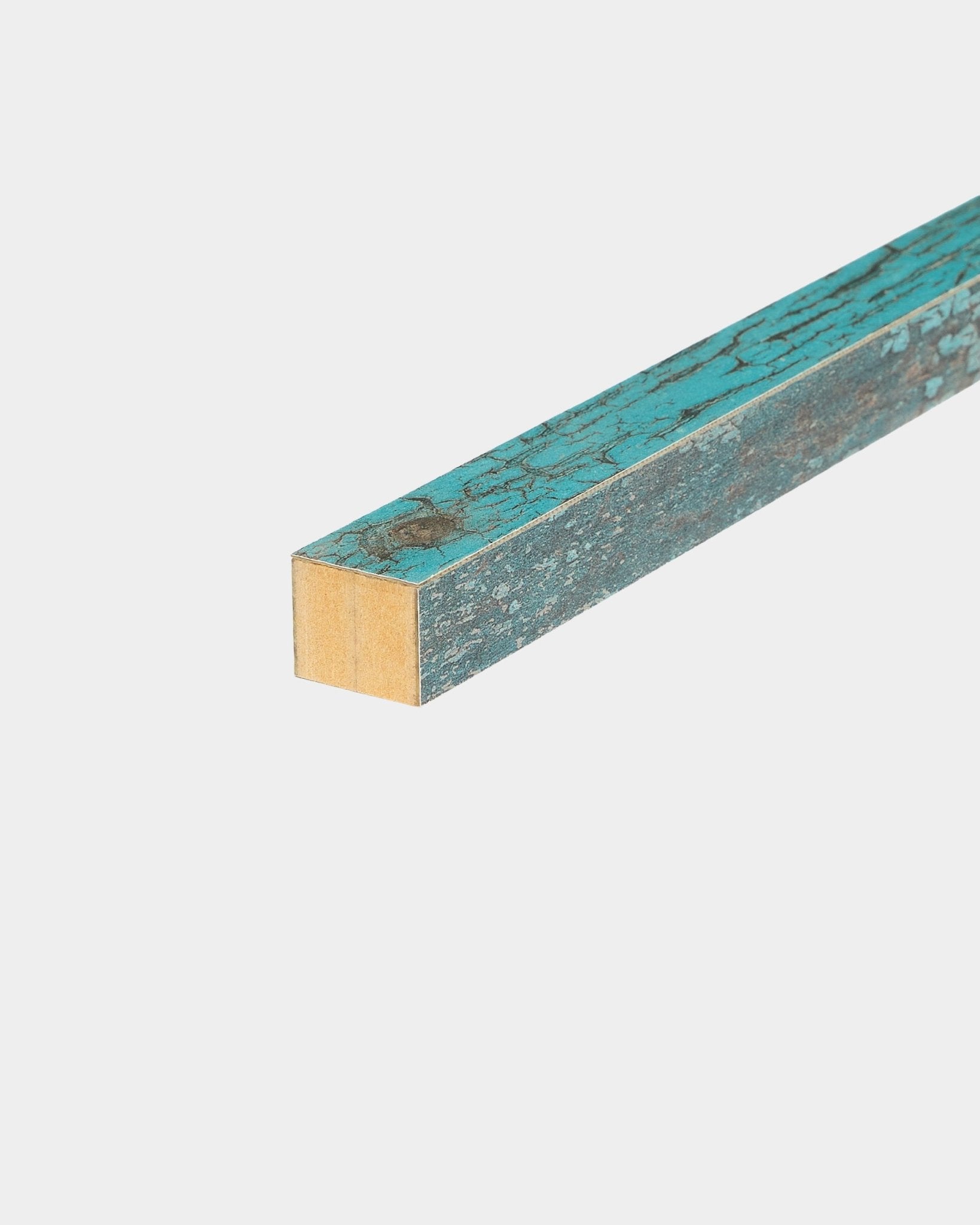 WoodUpp Akupanel ändlamell i Oxide Blue, 2,2 cm, utformad för att ge akustikpaneler eller MDF-ramar med synlig träfinish en tydlig accent.