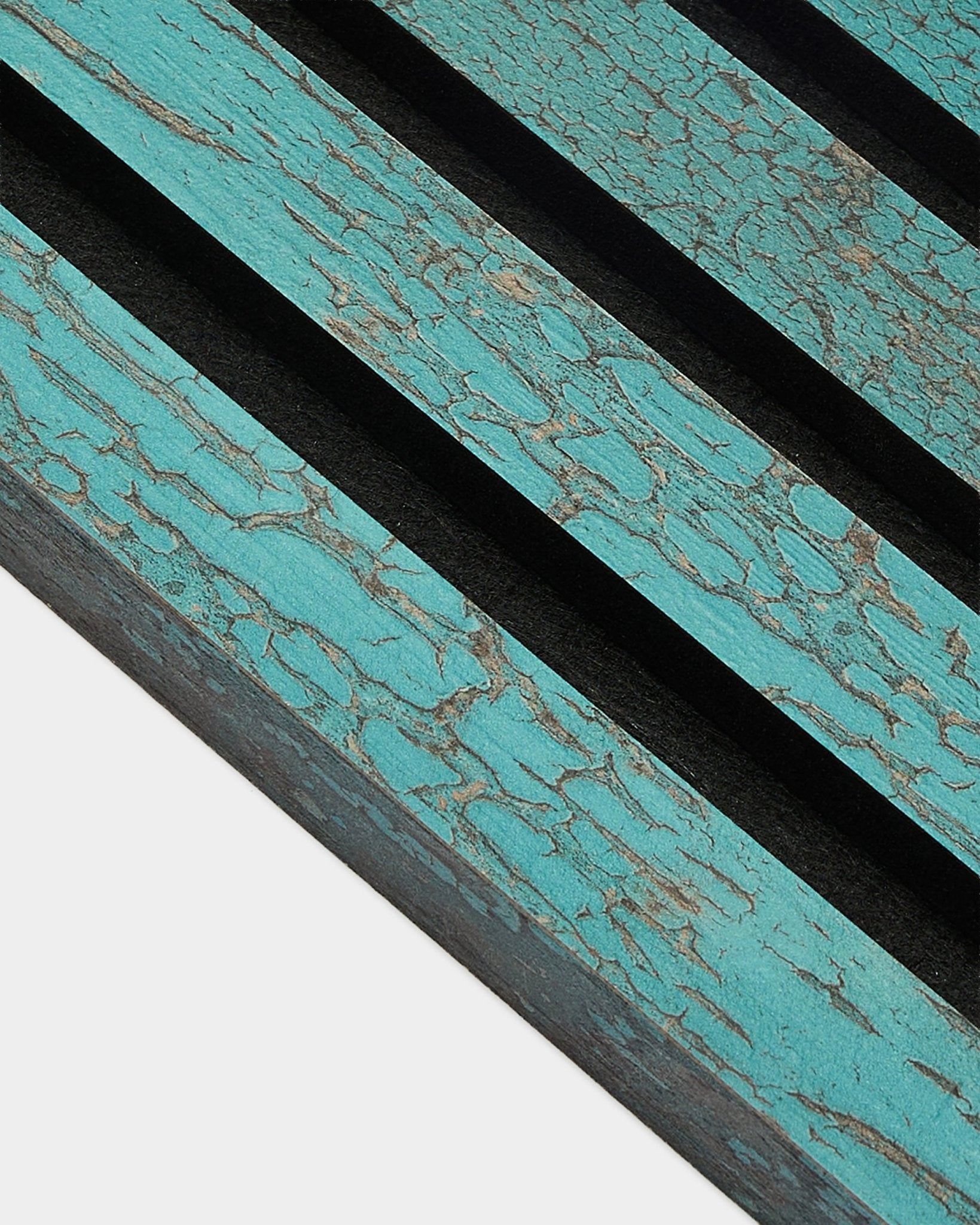 Närbild på WoodUpp Akupanel ändlamell i Oxide Blue, 2,2 cm Akustikpanel med väderbiten nordisk struktur och tydliga diagonala black spår.