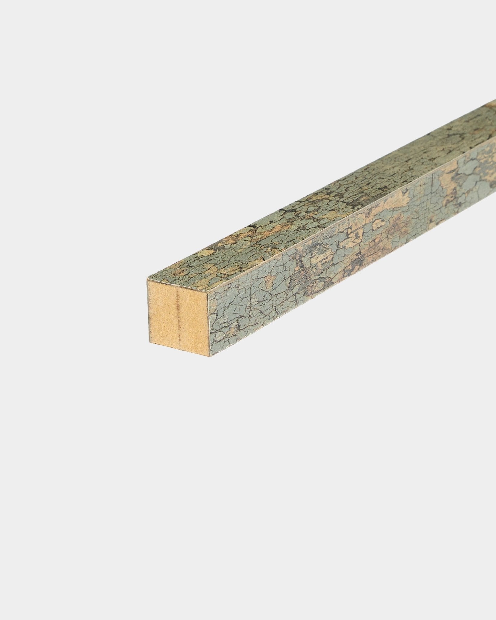 WoodUpp End Lamella i Oxide Grey, 2,2 cm: fyrkantig MDF-inramad stav med sprucken grönaktig yta, utformad som ett avslut för Akupanel akustikpaneler.