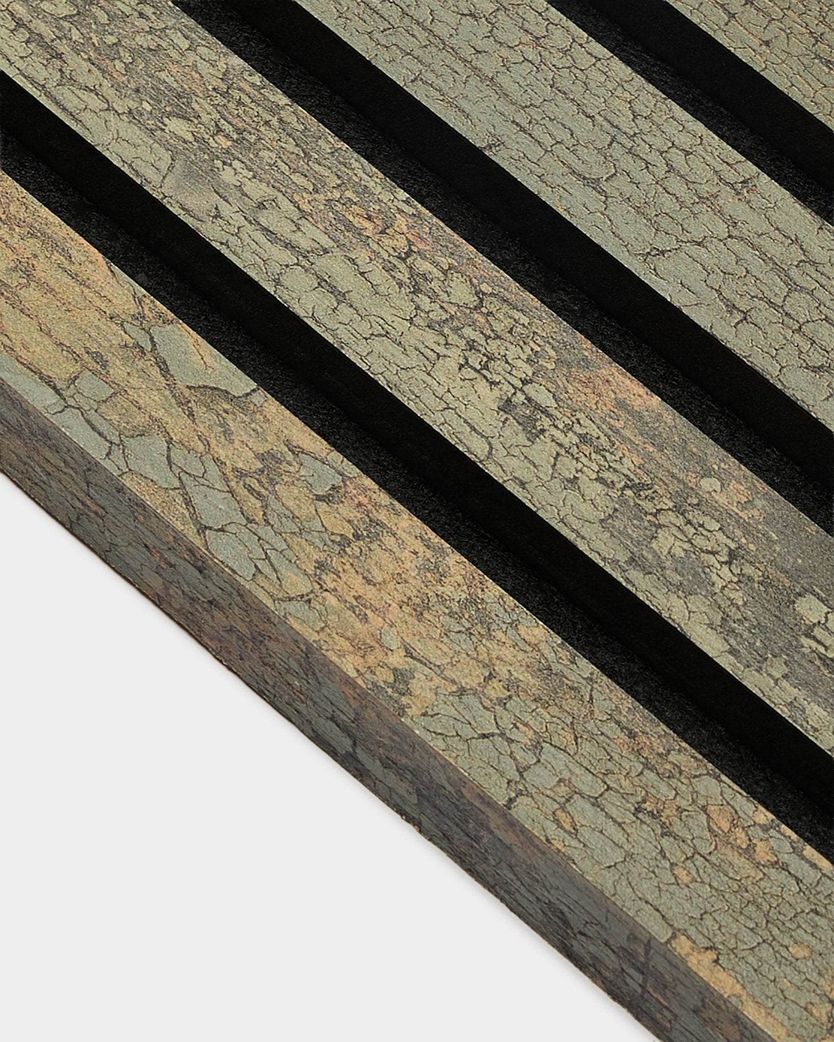 Närbild av WoodUpp Akupanel End Lamella i Oxide Grey, 2,2 cm, som visar texturerad Akustikpanel med black spår på en jordnära yta.