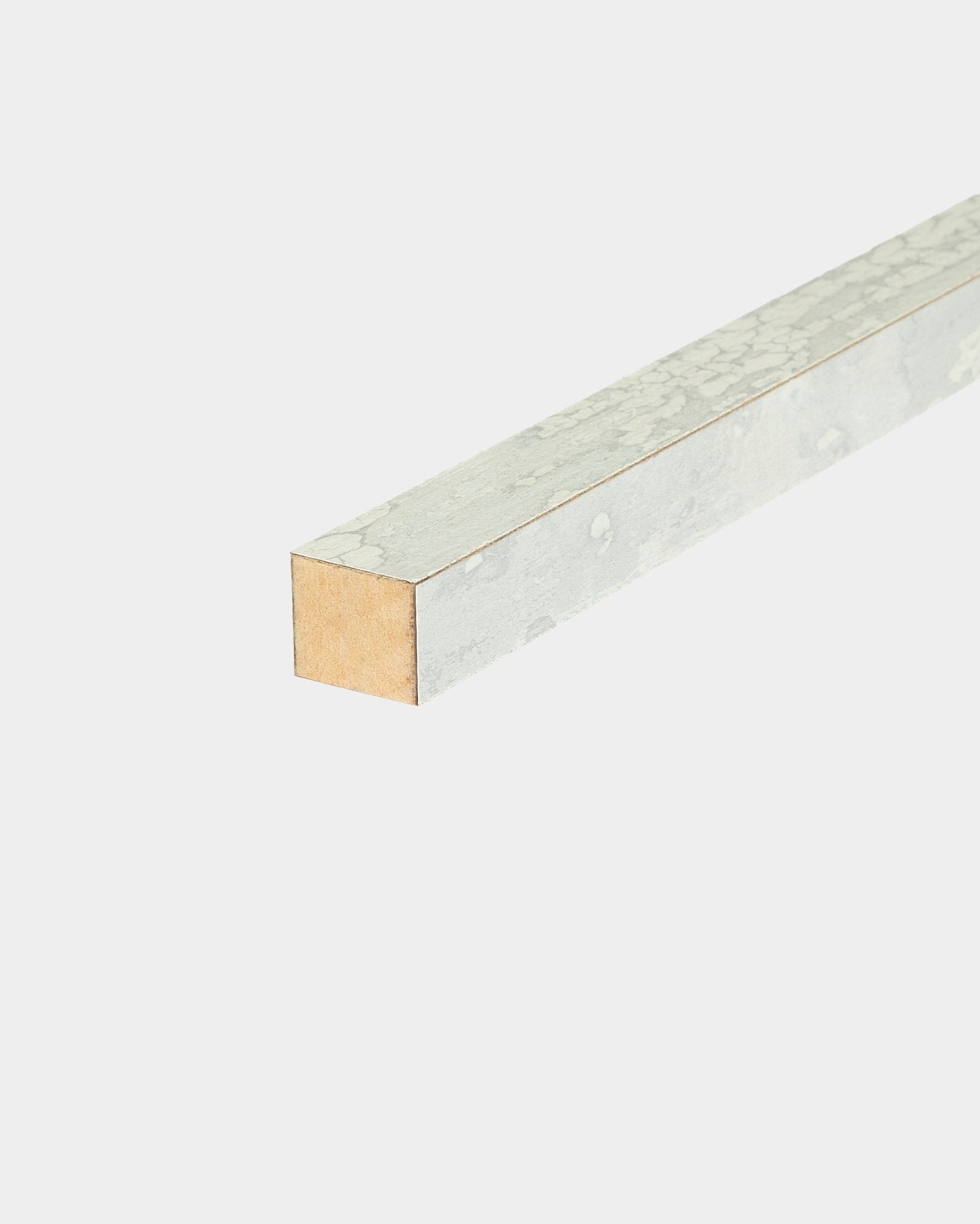 Närbild på WoodUpp End Lamella i Oxide White, 2,2 cm, som visar strukturerad beläggning på tre sidor för montering på MDF-ram med Akustikpanel-system.