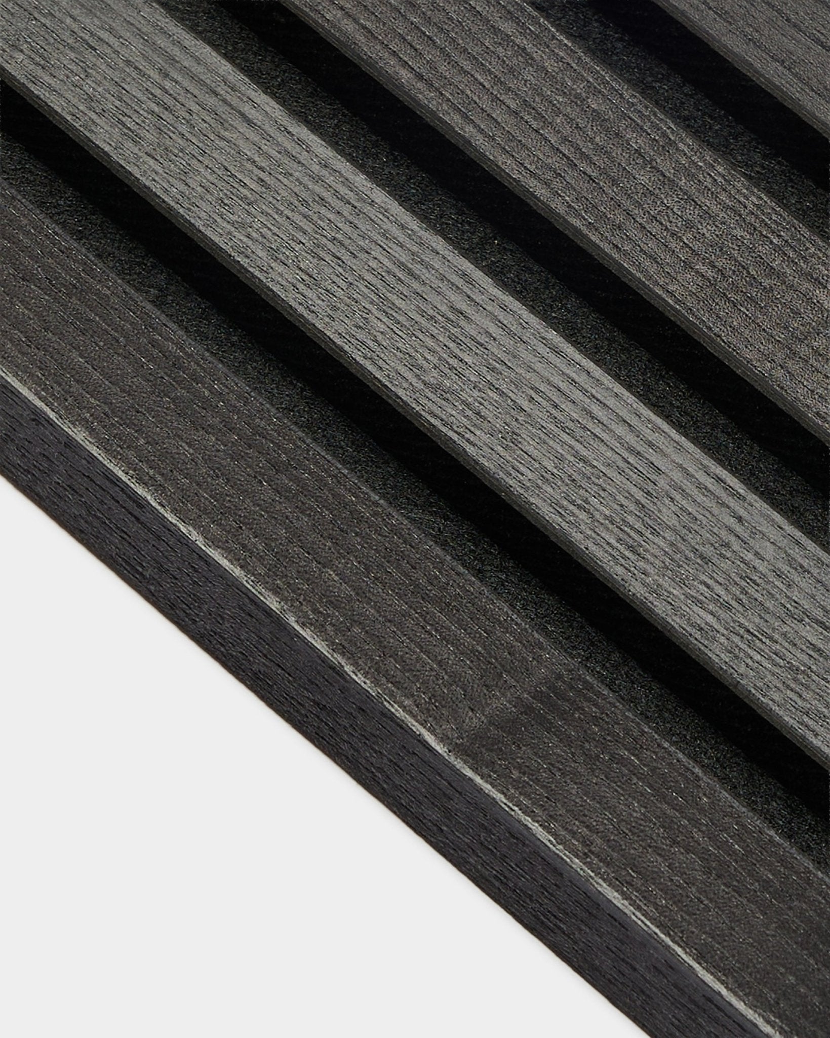 Närbild av WoodUpp ändlamell i Black askutförande, 2,2 cm tjock, utformad för Akupanel Akustikpanel-installationer eller för användning med en MDF-ram.