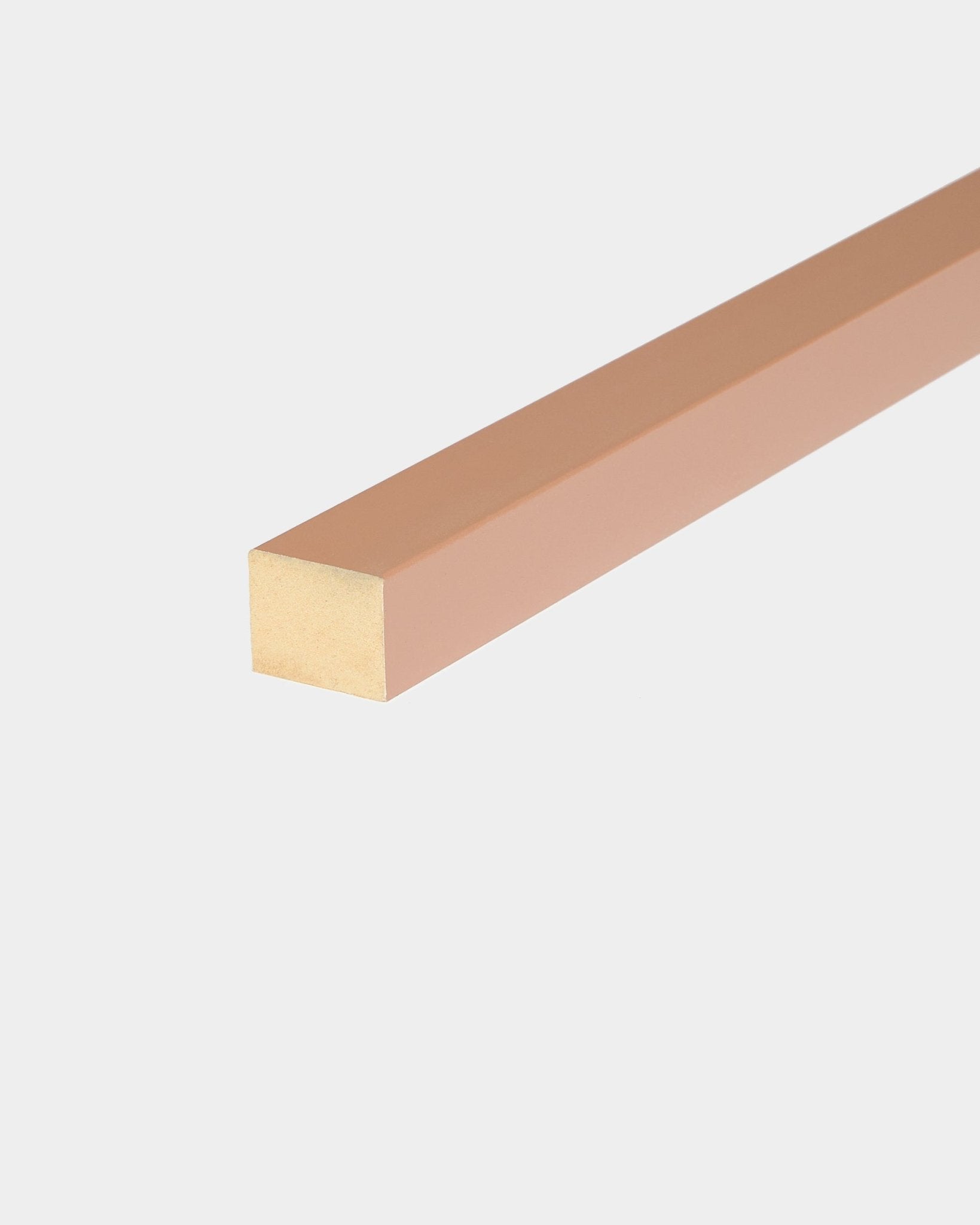 WoodUpp ändlamell i Clay-finish, 2,2 cm bred, för användning med Akupanel akustikpaneler eller för att bygga MDF-ramar; en del av den nordiska serien i akustiskt trä.