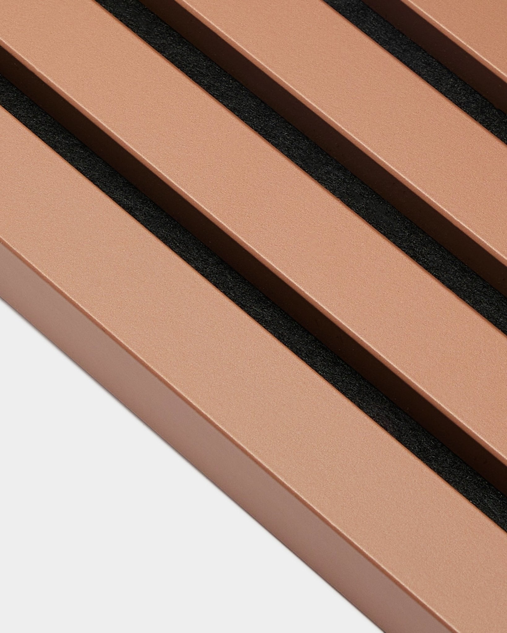 WoodUpp Akupanel ändlamell i Clay, 2,2 cm tjock, med metallribbor i brons och black mellanrum, utformad för Akustikpanel eller Akupanel väggmontering.