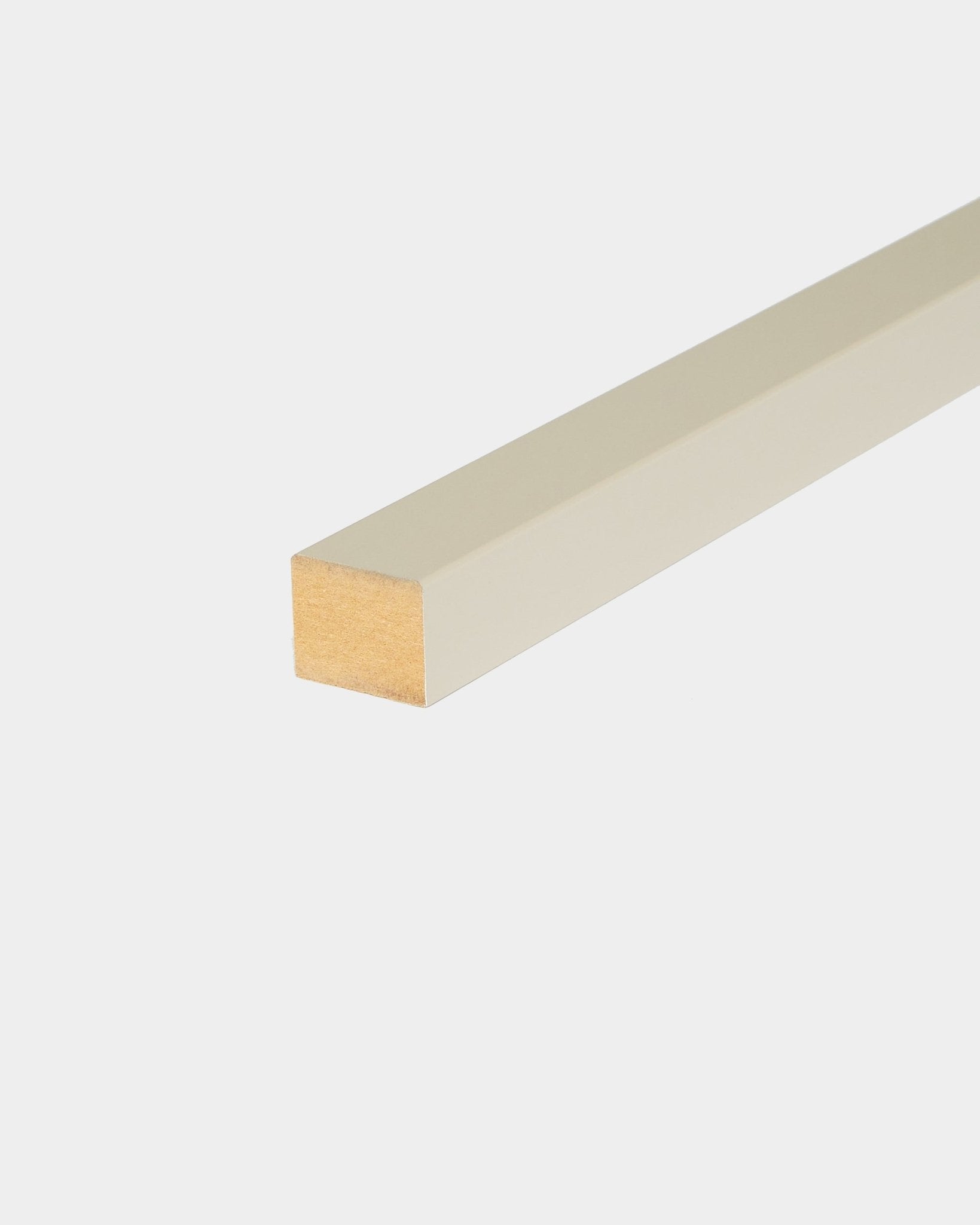 WoodUpp End Lamella i Stone-finish, 2,2 cm, Akustikpanel tillbehör för MDF-ram eller panelväggar, visad mot en enkel vit bakgrund.