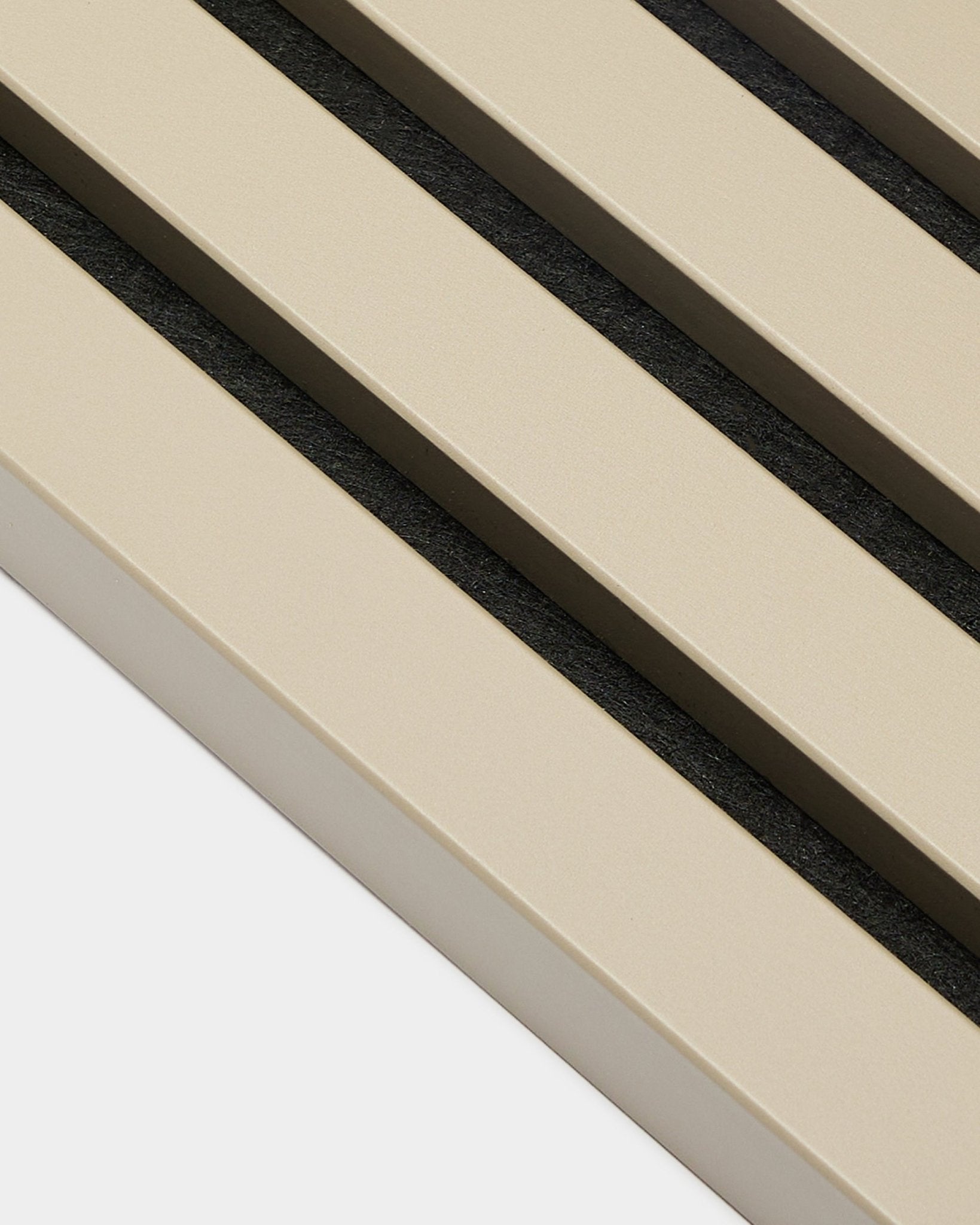 Närbild av WoodUpp Akupanel End Lamella i Stone, 2,2 cm—beige akustiska ribbor med black mellanrum på vit baksida, anpassad för panelväggar med MDF-ram.