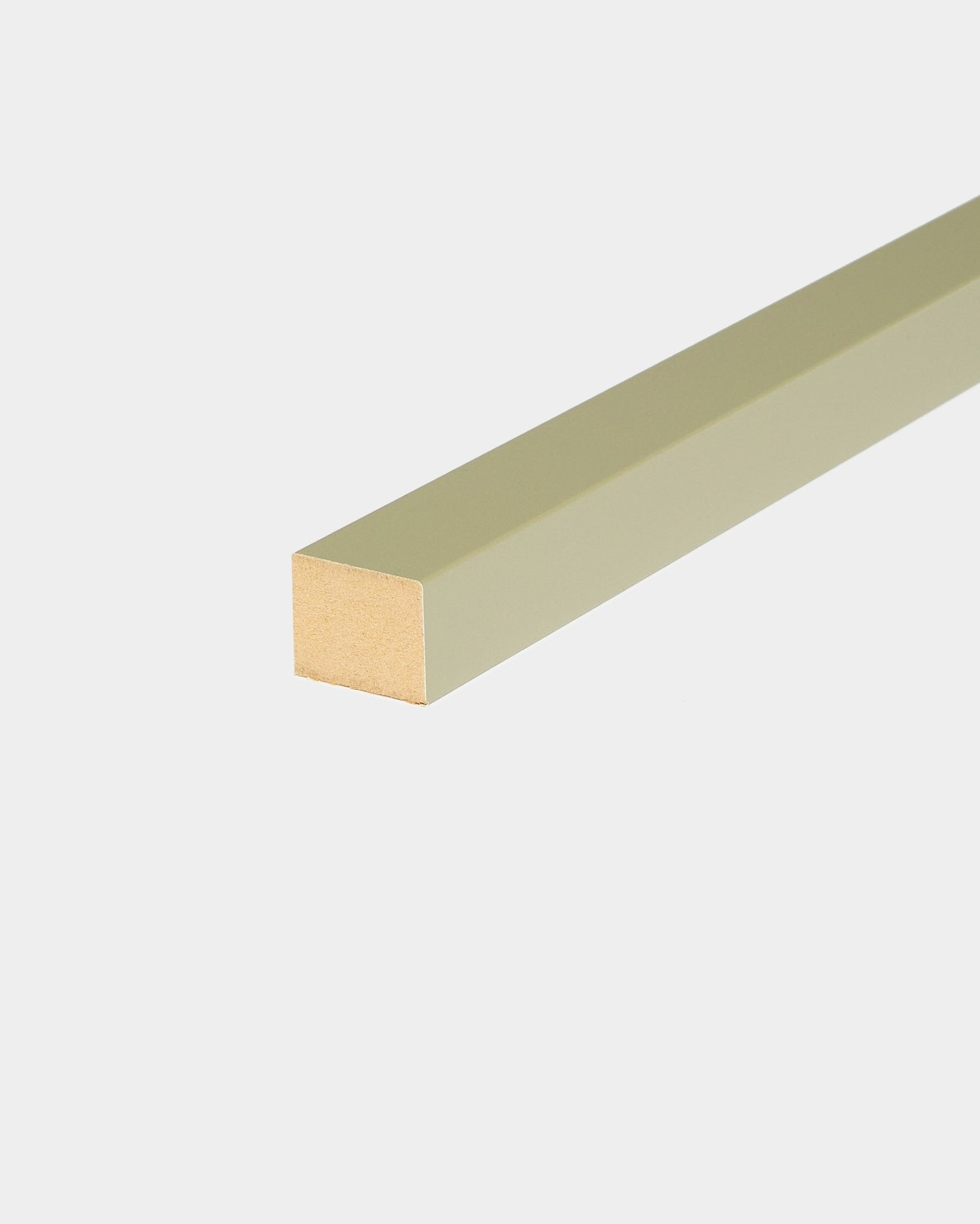 WoodUpp End Lamella i Moss, 2,2 cm: lång plugg med grön finish och synliga träändar, utformad för montering i Akupanel Akustikpanel eller MDF-ram.