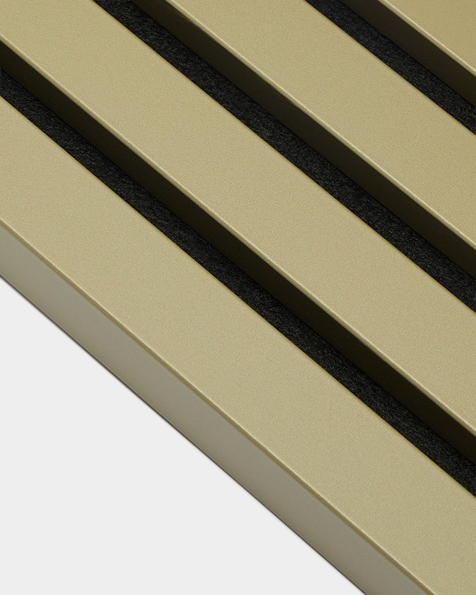 Närbild av WoodUpp Akupanel End Lamella i Moss, 2,2 cm: guldfärgad metallisk Akustikpanel med tre parallella diagonala black spår.